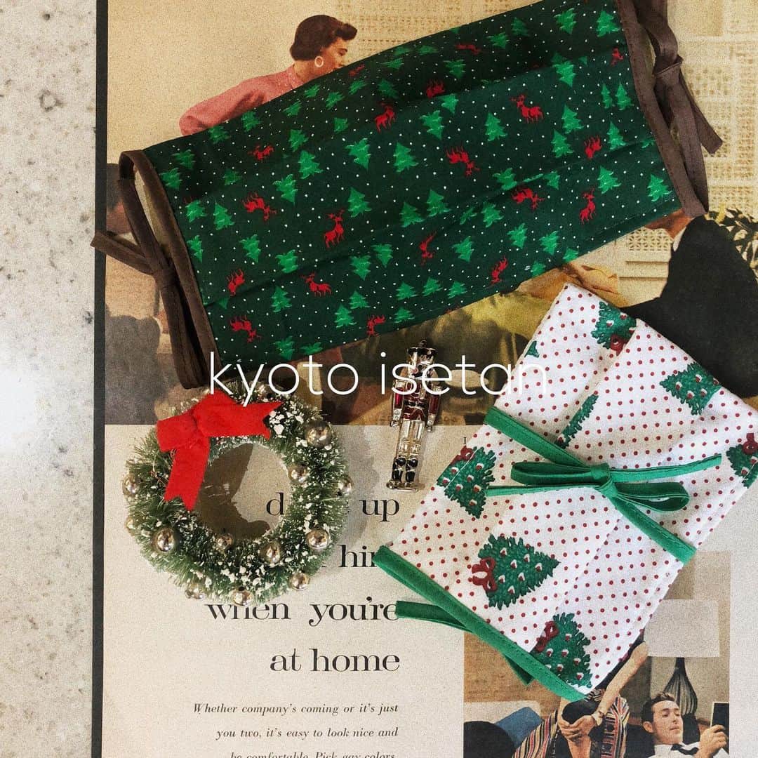 NUTTY Vintage&Collectibleのインスタグラム：「ジェイアール京都伊勢丹 《ワンダフルマルシェ〜京都蚤の市〜》  📢NEWS📢  明日よりスタート！ ジェイアール京都伊勢丹《ワンダフルマルシェ〜京都蚤の市〜》へお越しの皆様へ NUTTYよりお得なお知らせです❤️  ❶ ＜先着10名様限定＞ ＊＊伊勢丹アプリクーポンをご提示のお客様＊＊ 2万円以上お買い上げでビンテージファブリックを使用した【クリスマス・マスクカバー】をプレゼント🎁  マスクもクリスマス気分でハッピーに🎄 2種類よりお選び下さい☺️  ❷ ＜先着50名様限定＞ ＊＊ワンダフルマルシェにてNUTTY商品をお買い上げのお客様＊＊ NUTTY堀江本店にて次回ご利用いただける【¥500OFFクーポン】をプレゼント🎁  （ご利用期限：2021年2月末）⚠️店頭限定⚠️    ワンダフルマルシェ会期中もNUTTY堀江本店ではアメリカより到着したばかりの新着アイテムを続々入荷いたします！🇺🇸😋 ONLINE STOREにも掲載いたしますので、お見逃しなく✔️  2店舗分のNUTTYをお楽しみいただけますように…❤️  《ワンダフルマルシェ〜京都蚤の市〜》 @wonderfulmarche  【会期】 12/16(wed)~12/24(thu) 場所：ジェイアール京都伊勢丹10階 催物場 時間：10:00~20:00 最終日は18時まで」