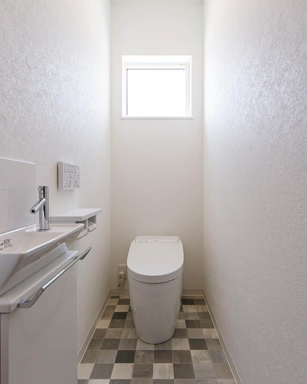 Cozy Homeさんのインスタグラム写真 - (Cozy HomeInstagram)「． 色使いがステキなお家。   やさしい色合いのトイレ空間✨   お部屋の建具がまたかわいい！ 淡いブルーやピンクを使った ほっこりする空間です💕 ．   ＝＝＝＝＝＝＝＝＝＝＝＝＝＝＝＝＝＝＝＝＝＝ 資料請求はコチラ →@cozyhome.wakayama2 ＝＝＝＝＝＝＝＝＝＝＝＝＝＝＝＝＝＝＝＝＝＝＝ 施工写真やイベント情報はプロフィールへ →@cozyhome.wakayama ＝＝＝＝＝＝＝＝＝＝＝＝＝＝＝＝＝＝＝＝＝＝＝ ＊   #トイレ #建具 #色使い #色使いが素敵 #コージーホームの家 #注文住宅 #cozyhome #新築#home #インテリア #工務店 #暮らし #マイホーム #コージーホーム #注文住宅和歌山 #和歌山市 #interior #家づくり #住宅 #instahouse #マイホーム計画 #施工写真 #見学会 #おしゃれな家 #暮らしを楽しむ家づくり」12月15日 17時47分 - cozyhome.wakayama