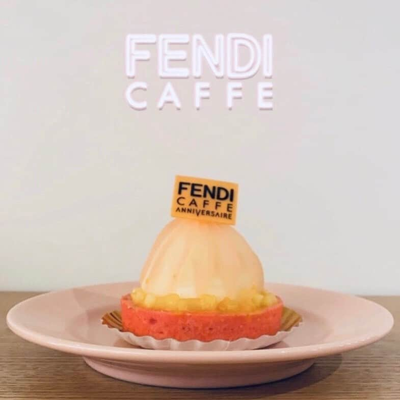 アニヴェルセル 表参道 公式さんのインスタグラム写真 - (アニヴェルセル 表参道 公式Instagram)「* 『FENDI CAFFE』 * ネオンライトのエフェクトを作成しました✨ どなたでも写真撮影に使っていただけます♡ * * 【使用方法】 ① @anniversaire_cafe のプロフィール画面へ ②アカウント中央にある『☺︎』からエフェクトを選択する ③ストーリーズで撮影📸 * * ぜひたくさんの方に使っていただけると嬉しいです🤍 * * * @anniversaire_omotesando @anniversaire_cafe  * #fendicafe  #anniversairecafe  #omotesando * #アニヴェルセルカフェ表参道 #アニ嫁 #アニスタグラム #アニヴェルセル #オリジナルウェディング #アニヴェルセル表参道 #weddingfilm #結婚式レポ #結婚写真 #式場探し #大人婚 #花嫁準備 #おしゃれ花嫁 #挙式 #東京花嫁 #ウェディングレポ #結婚式場探し #結婚式場 #ウェディングフォト #ブライダルフォト #披露宴 #披露宴スタイル #アットホームウェディング #披露宴準備 #結婚準備 #ウェディングパーティー #anista_bigday」12月15日 17時39分 - anniversaire_omotesando