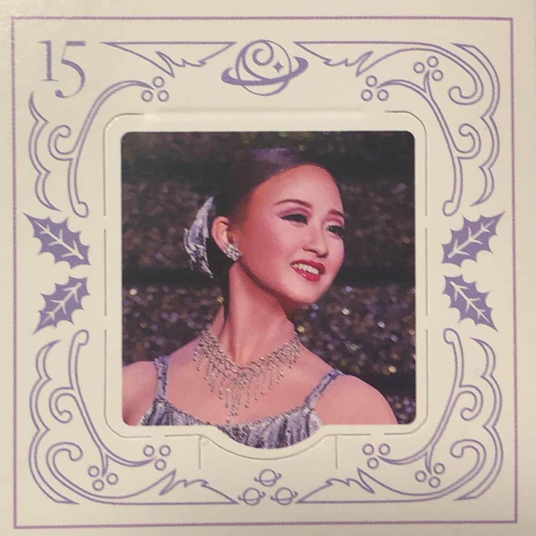 西原さおりのインスタグラム：「12月15日の宝塚アドベントカレンダーはまどかちゃん✨ 中はイチゴのチョコクランチでした。美味しかった💕 ・ ・ まどかちゃんと言えば、昨日はムラで宙組生として最後の日だったのですね。 タカニュで見ましたけれど、ご挨拶もまだまだ初々しく、ほんとかわいい💕 ・ 東京公演後に専科異動…今、すごく素敵なトップコンビになれたところで…というのがなんだかせつなく思ったりしますけれど。 まどかちゃんはどんな風に思ってるのでしょうね… ・ とにかくまずは東京公演を楽しみに待とうと思います。 ・ #宝塚歌劇団 #宙組 #星風まどか さま✨ #adventcalendar  ・ ・ ・ さて、書きたいことはたくさんあるのに、なかなか…あとでブログも書こうと思います！ 昨日は月組の感想を書きました。 プロフィールからリンクしてるのでよかったら読んでください✨ ・ #ナレーター #西原さおり #voiceover #japanesevoiceover @saolisample」