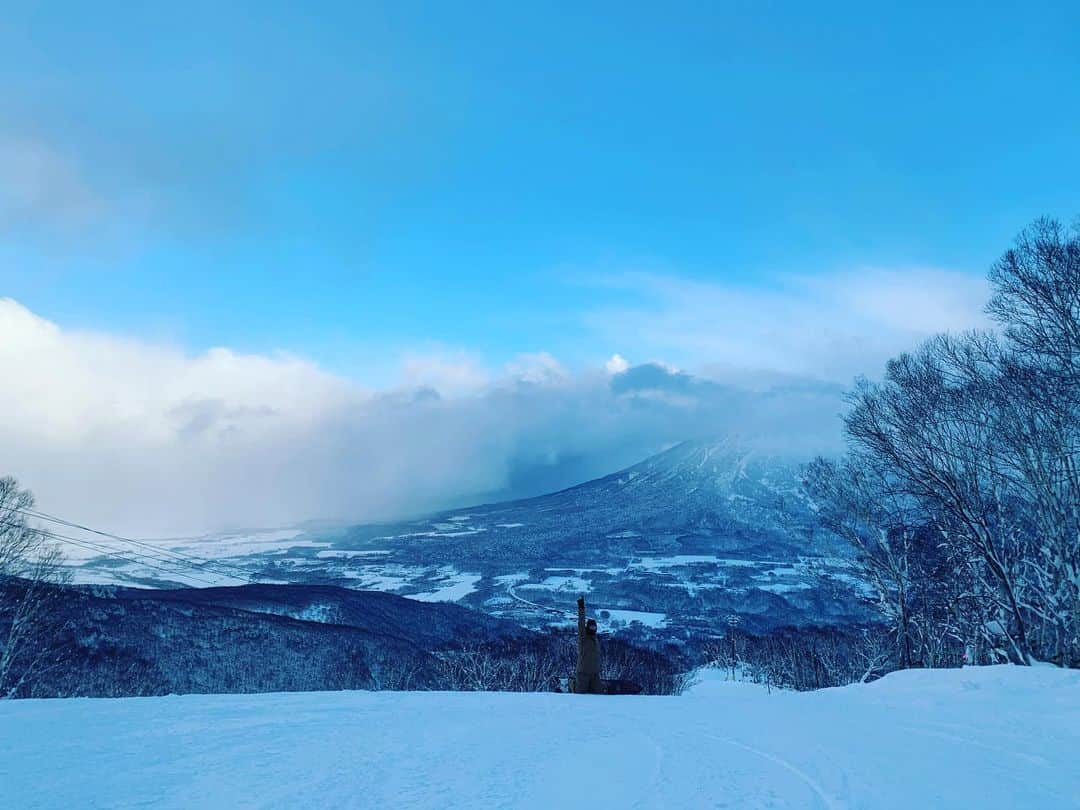 大日方久美子さんのインスタグラム写真 - (大日方久美子Instagram)「・ ほぼ貸切状態のゲレンデで人生最高のパウダースノーを引き当てた🏂  自分がいきなり上手くなったと勘違い、いや本気で思ってしまうくらい滑れた。  これか。 ニセコマジックって‼︎ ・ ・ #kumitravelstyle  #ニセコ」12月15日 17時42分 - kumi511976