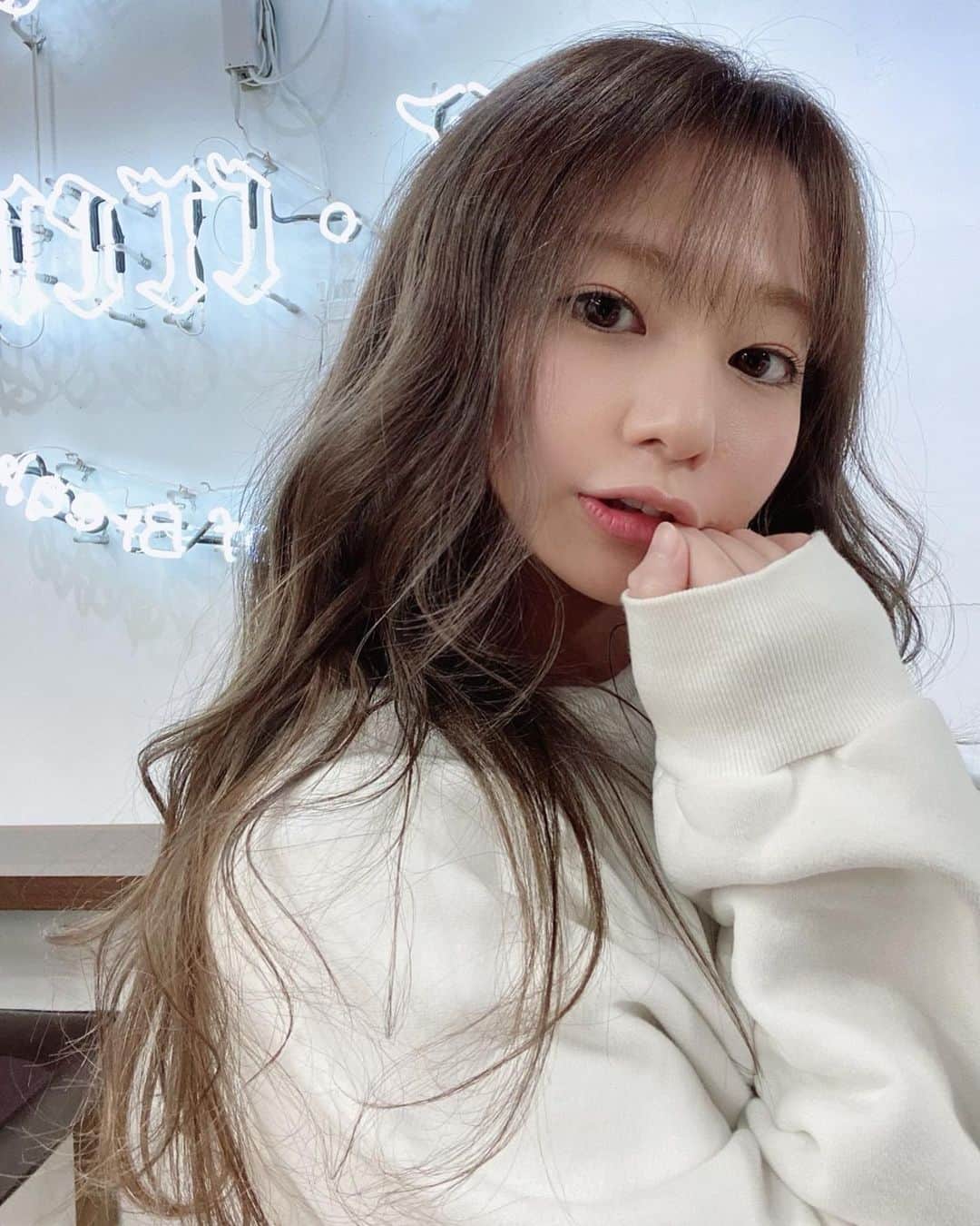 のインスタグラム：「ヘアーメンテナンス✂︎♡ お任せにしたら、 いつもおしゃれに可愛くしてくれる〜☺️✌️🌈 @shunpeiuchiyama 氏✂︎ 新しく入ったトリートメントが、 めちゃくちゃ良くて、るんるんです🥳 #ccrew 前髪はさっちゃんに作ってもらったっ！😝 YouTubeで今度アップしますっ🐕💕」