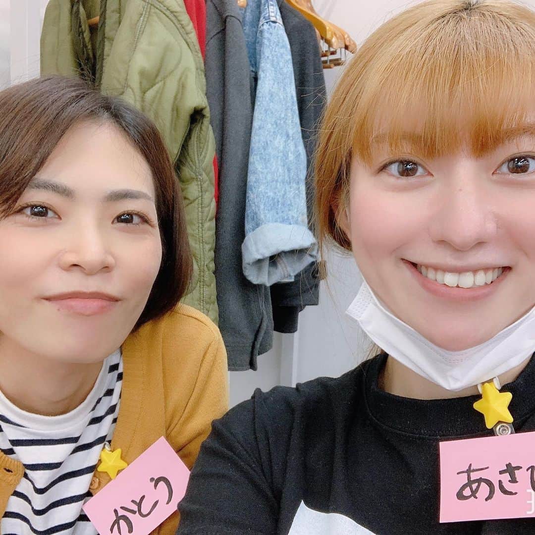 旭桃果のインスタグラム：「#あけよるLIVE  第四回目 2020.12.7  guest: #加藤志織 さん  加藤さんは去年のchillからの 鮫さん同期🦈💓  突然の訪問🤣にも関わらず快くゲスト出演ありがとうございました！  静かに全体を見てくれているし、とてもストイックな彼女。 そして華奢。 羨ましい。 そっと抱きしめないと折れそう。 ポエマーみたいになってきたんでやめます。  アーカイブは @samenankotu IGTVよりご覧ください📺  劇団鮫軟骨第9回公演 『明けない夜がありました ～百田探偵事務所存続の危機～』  脚本 松井錦吾 演出 三保谷骨太呂卯  2020.12.23(水)~28(月)  場所:参宮橋トランスミッション http://www.trance-mission.jp/main.html  チケット:3500円(ドリンク付き)  タイムスケジュール: 12月23日(水)19時   24日(木)14時/19時   25日(金)17時   26日(土)14時/19時   27日(日)13時/18時   28日(月)12時/17時  cast:  旭 桃果 おのひとみ 加藤志織 平隆人 田中さや 原田桂佑 三輪亮太  [劇団鮫軟骨] 小松崎莉紗 近藤沙弥佳 須藤どらま 島村光平 ゆもとちえみ  ＊…＊…＊…＊…＊…＊…＊…＊  "The night is long that never finds the day."  「明けない夜はない」  (シェイクスピア 「マクベス」より)  この言葉は慰めである。  すごく良い言葉だし  こんな風に慰められた人は朝を待つんだろう。  でも僕は思う。  明けない夜はあるし、やまない雨もある。  慰めて欲しいわけじゃないけどシェイクスピアだったら僕をどんな風に慰めてくれるんだろう。  ＊…＊…＊…＊…＊…＊…＊…＊  🆕12/23-28舞台出演🆕 @参宮橋トランスミッション  #劇団鮫軟骨 #明けない夜がありました #百田探偵事務所 #存続の危機   ●公演詳細 samenankotsu.jp  ●ご予約 https://ticket.corich.jp/apply/109893/13/  ●旭桃果扱いご予約 ticket.corich.jp/apply/109893/8/」