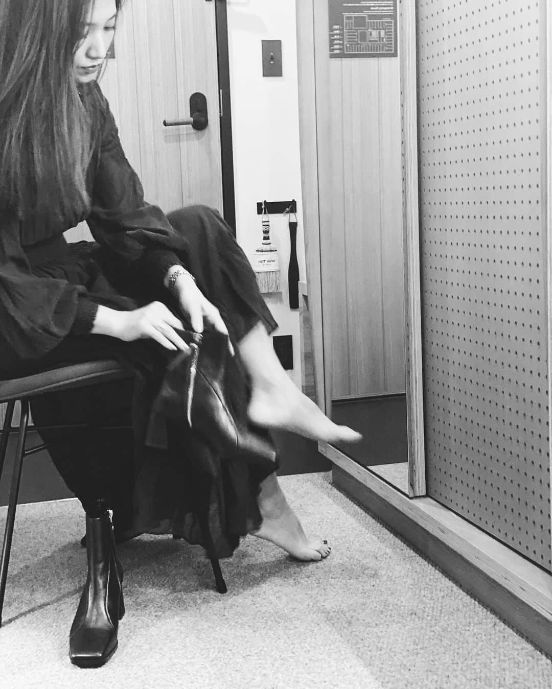 上原歩さんのインスタグラム写真 - (上原歩Instagram)「韓国のお友達に教えてもらった オーダーメイドブーツブランド @then_________________ 🧵  足を測って、デザイン、ヒール、革や色をオーダーできます  実際は足を測るのだけど 今回私は自分の足の特徴や悩みを伝えて作ってもらいました🧦  とても柔らかく履き始めから足に馴染む皮と歩きやすいよう太めにしたヒールもお気に入りです♡  コスメやお洋服、食い倒れ飲み倒れ 韓国行きたいなあ〜  @then_________________ __________________________________  #love #life #boots  #then #korea  #韓国」12月15日 17時44分 - ayumiuehara