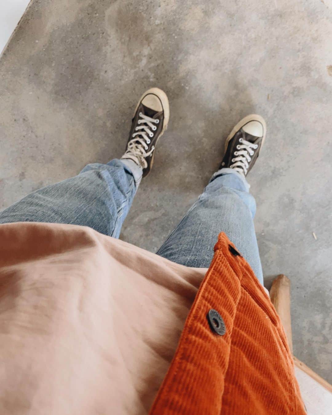 堀舞紀のインスタグラム：「. . 👟 @converse  👖 @levis  👚 @daddysgirl_official  🧥 @brixton  🧢 @brixton  . . . #outfit . . . オールスターは size8"のメンズサイズを履いています🙋🏽‍♀️ 紐ギュイーンてやると23.5の私でもオーバーサイズ 履けちゃう❤️ このサイズ感でコーデするのも好きなので ジャストサイズのオールスターと 代わりばんこで登場しています、、 . . ロンTは 着ているとほめられるヤツ。 形も綺麗でスタイルアップ できるAライン！！ 生地もしっかりしていて お気に入りの @daddysgirl_official  . . 🧸 メンズぽ なカッコばっかしてまう、、 #登山ルック　w」
