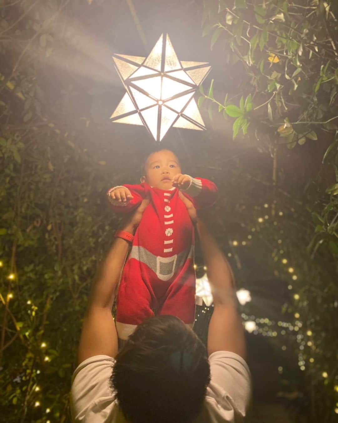 のインスタグラム：「うちのスター⭐️ ﻿ #記念写真 #クリスマス #1歳男の子 #フォトリゾナーレ #photorisonare」