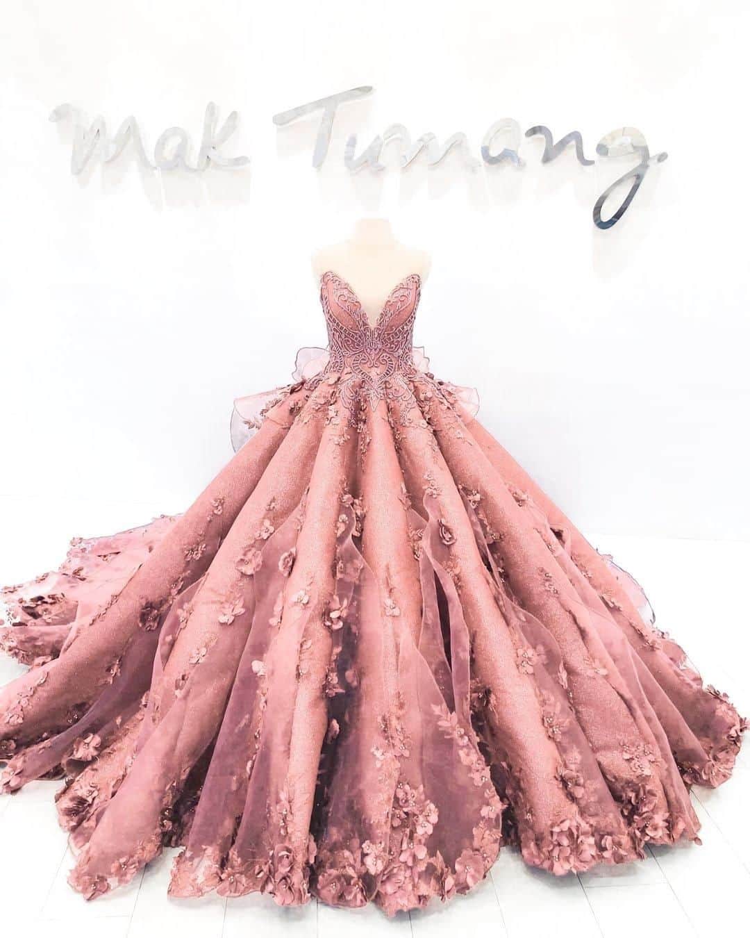 のインスタグラム：「@placolewedding【#DRESSY花嫁 】 【#プラコレ】をつけて投稿&フォローしてね♩ . ＝＝＝＝＝＝＝＝ . インパクト抜群な海外ドレスって とっても憧れますよね👗💕*  大胆なデザインが施された ゴージャスなドレスのラインナップ＊ あなたはどの一着がお好み...？♡ . ＝＝＝＝＝＝＝＝ 👗 photo by... @maktumang さん . ＝＝＝＝＝＝＝＝ 『#DRESSY花嫁』『#プラコレ』の ハッシュタグをつけて写真をUPしてね✦ 花嫁アプリ『DRESSY by プラコレ』の 記事に掲載＆リグラムされるかも♩ . みなさまからのいいねや保存 コメントをお待ちしています♥ 「このウェディングドレス可愛い！」 「ヘアスタイルも気になる！！」 「今の花嫁さんの流行りは！？」etc. . ＝＝＝＝＝＝＝＝ 花嫁アプリでは、 プロのアドバイザーに結婚式の相談を何度でも♡ ウェディングドレスの記事や、 自分のウェディングレポを残せちゃう♡” . ＞＞＞TOPのURLからcheck ⋈ @placolewedding ＞＞＞結婚のご相談は プラコレウェディングアドバイザーへ♡ @wedding_adviser ＞＞＞ウェディングレポを残したいなら、 farny by プラコレをcheck ✎ @farny_wedding ＞＞＞ウェディングアイデア＆DIYは ドレシーアイデアcheck ❁ @dressy_idea >>>素敵なドレスに出会いたい花嫁さま♡ @dressyonline_をcheck . ＝＝＝＝＝＝＝＝＝＝＝＝＝＝＝＝ . #プレ花嫁 #卒花 #花嫁 #卒花嫁 #結婚 #結婚式 #結婚準備 #花嫁準備 #weddingtbt #2020冬婚 #2021春婚 #ウェディングドレス #カラードレス #インポートドレス #フラワードレス #海外ウェディング #海外花嫁 #花嫁コーディネート #maktumang #ピンクドレス #Aラインドレス #プリントドレス #刺繍ドレス」