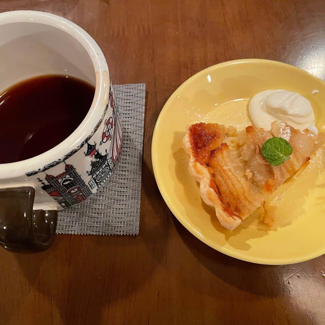 津久井智子のインスタグラム：「#cafecartola  の、美味しい洋梨のタルト と、 恵さんの素晴らしいご馳走。 毎年末の楽しい宴 片道4時間運転の疲れも吹っ飛びました🚙 今年もありがとう 皆さんの平穏と健康を祝って乾杯🥂」