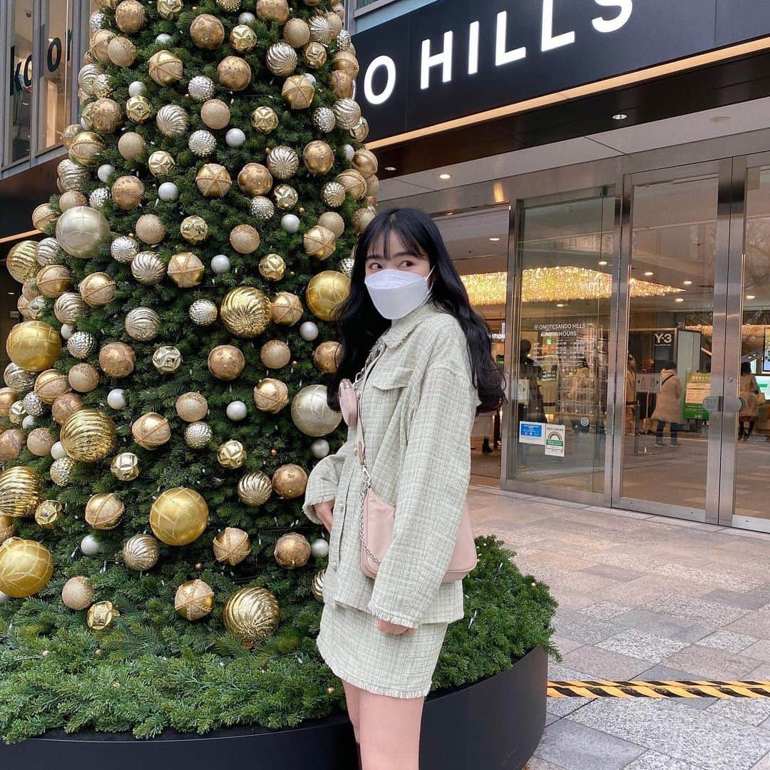 河﨑莉奈さんのインスタグラム写真 - (河﨑莉奈Instagram)「もうすぐクリスマスですね🎄🤍  街中のツリーがすごく綺麗で、 立ち止まって眺めちゃう☺︎ 冬が1番すきだなぁ...❄️  berinのセットアップはクリスマスコーデにピッタリです🎅🏻🎂🤍  @berin__official」12月15日 16時25分 - rinya5588