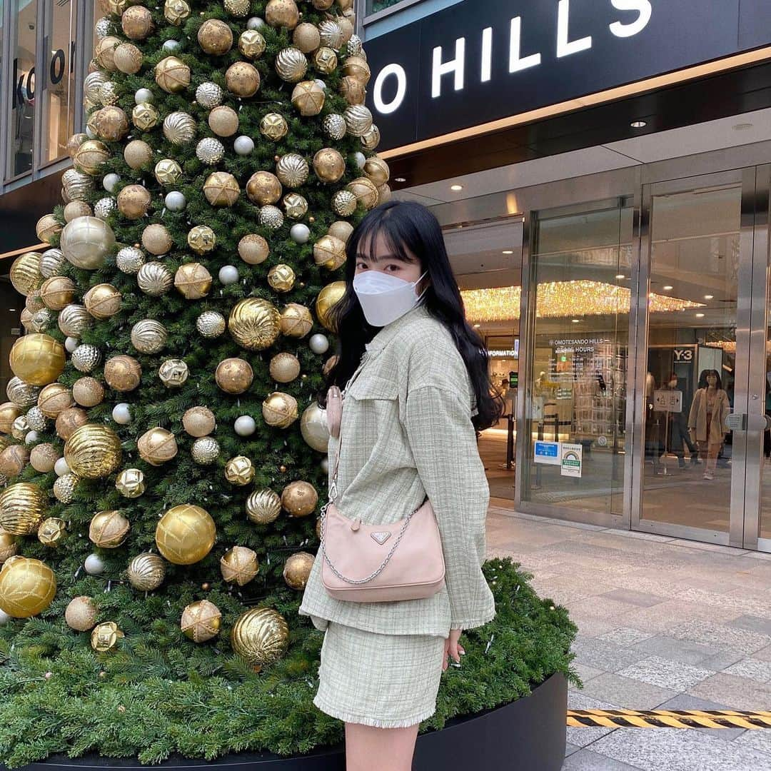 河﨑莉奈さんのインスタグラム写真 - (河﨑莉奈Instagram)「もうすぐクリスマスですね🎄🤍  街中のツリーがすごく綺麗で、 立ち止まって眺めちゃう☺︎ 冬が1番すきだなぁ...❄️  berinのセットアップはクリスマスコーデにピッタリです🎅🏻🎂🤍  @berin__official」12月15日 16時25分 - rinya5588