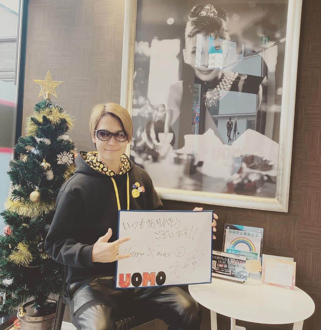SHINPEIのインスタグラム：「PREMIUM Men's SALON UOMO恵比寿店さんへ行ってきました。﻿ ﻿ 寒い季節でも、施術台は電気毛布でポカポカ。﻿ うたた寝してしまうくらいリラックスした時間を過ごせます。﻿ ﻿ 回数を重ねるたび綺麗になっていくのって楽しい！﻿ 「継続はツルツルなり★」﻿ ﻿ ウェアやマスクで肌が隠れる冬の季節でも、﻿ 見えない部分をしっかり整えて身も心もスマートになろう！﻿ ﻿ UOMOさん、いつもありがとうございます。﻿ ﻿ #UOMO﻿ #ウオモ﻿ #光脱毛﻿ #メンズエステ﻿ ﻿ uomo-salon.com」