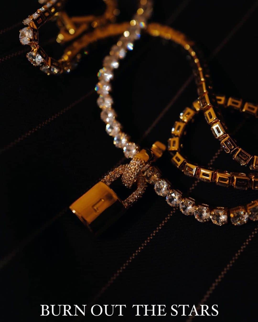 林咖安（Lyla）さんのインスタグラム写真 - (林咖安（Lyla）Instagram)「𝐒𝐖𝐄𝐄𝐓𝐄𝐑 𝐊𝐈𝐍𝐃 𝐎𝐅 𝐋𝐎𝐕𝐄 ♥  新的高訂款終於上線了✨ 品牌全新設計的水鑽14K字母鎖頭系列🔒  然後這個墜飾超方便🙆🏼‍♀️ 可以扣在項鍊、手鍊或是耳環上面🤍 自由運用自由創作🎨  12月也是可以很繽紛的🤍💛🧡🤎  #newarrivals  #jewellerydesign  #極限量發售 #官網和實體店面都買的到」12月15日 16時27分 - _______lyla_______