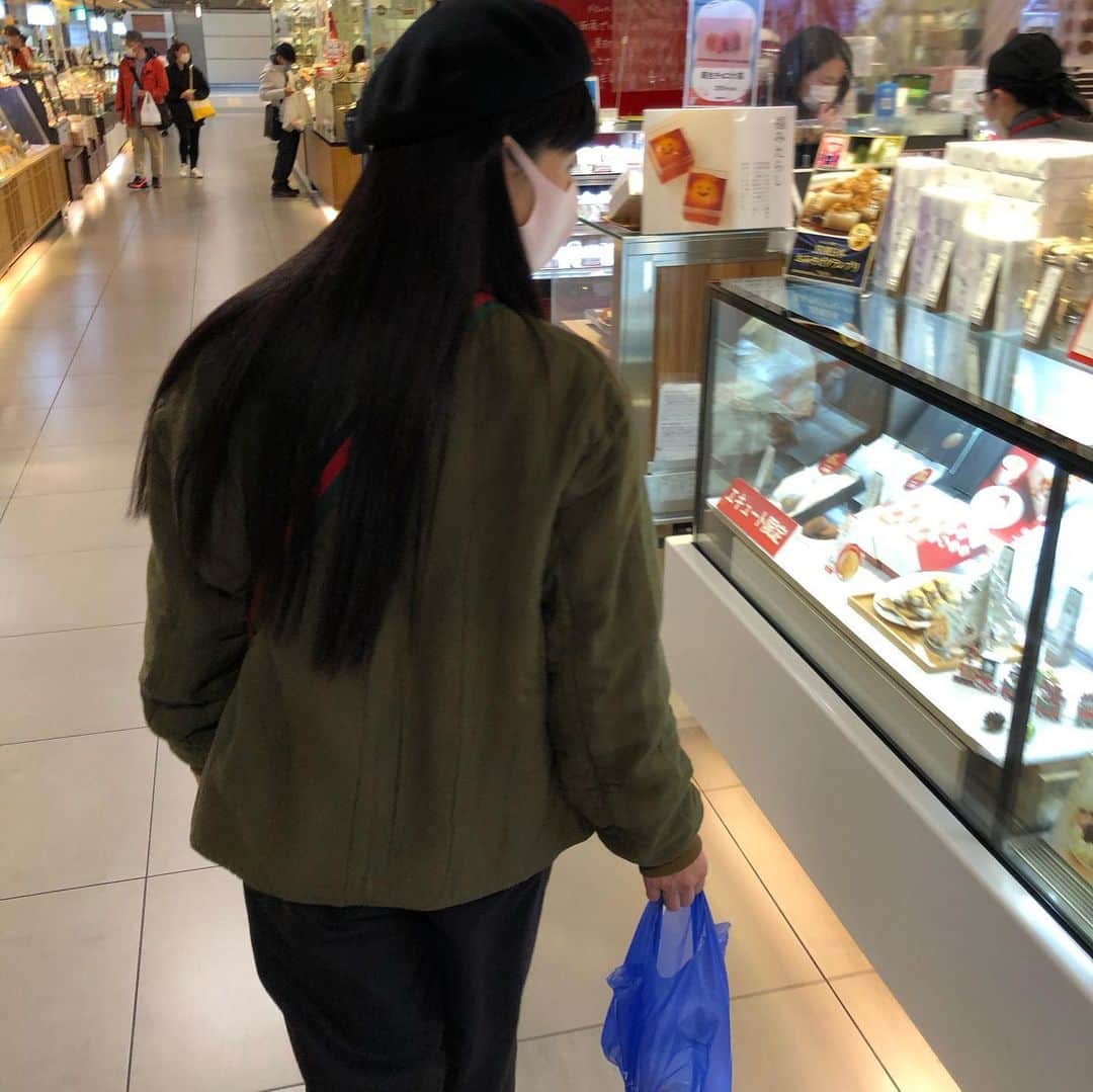 与座よしあきのインスタグラム：「バースデーケーキを物色し警戒心MAXで持ち帰るワイフ。目つきが凄い。」
