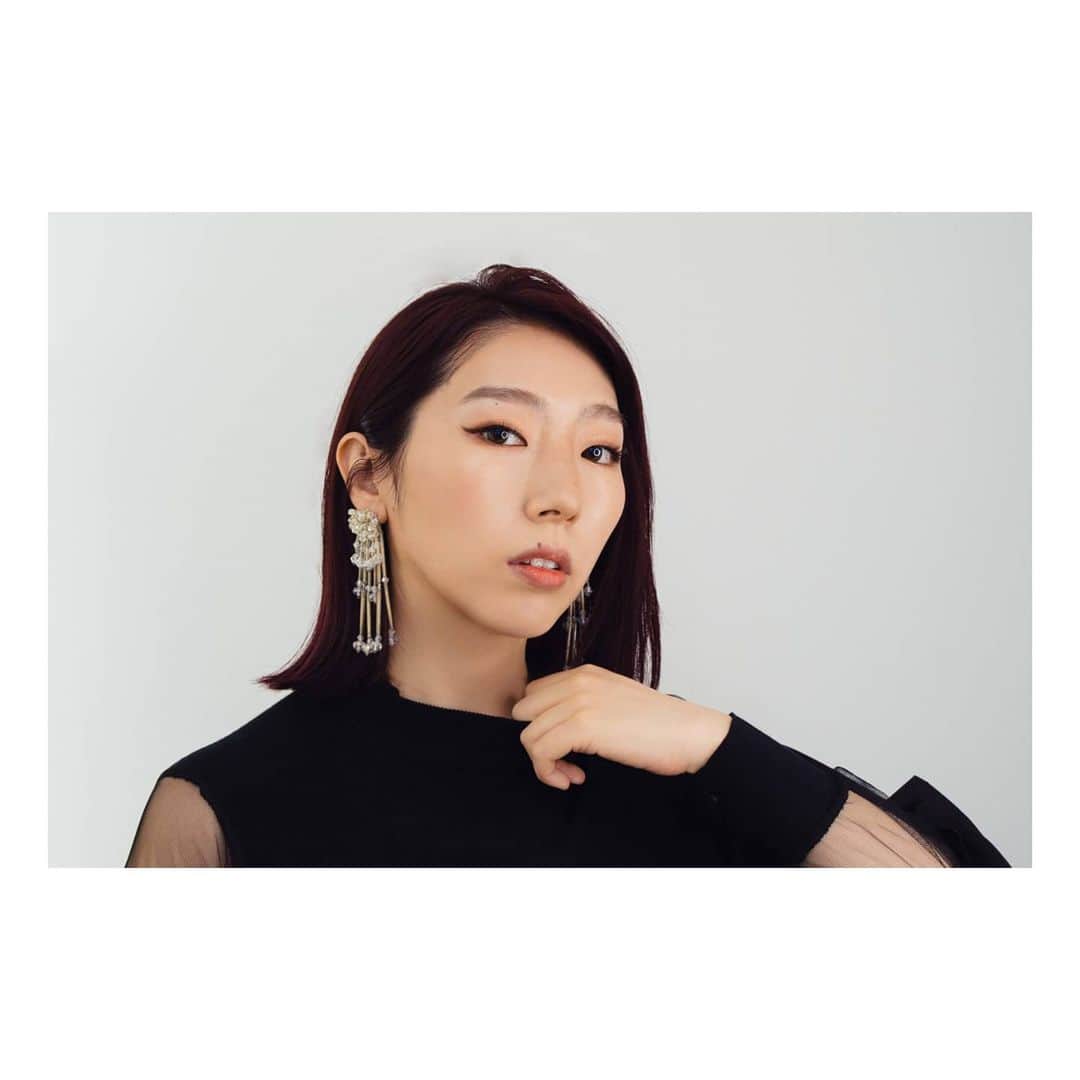 貴愛kwiae Officialのインスタグラム：「今年の韓流ドラマ再ブームをきっかけに 韓国料理を食べたい！とか梨泰院に行きたい！とか韓国っぽい何かを求めてる人に出会うことがなにかと多かった。 一切興味がなかったのが1ミリでも 興味をもつきっかけになったんだなぁ。と思うとやはり音楽、芸術パワーはすごいなと思う。 韓国人の彼氏ができるのをおばあちゃんになっても夢見てそう。今からでも求む（ヒョンビンみたいな笑） * * 16日発売の〈 韓タメ！韓流エンタメパーフェクトマガジン〉に少しだけ載っています🥺🤝🍒メイクページ🥺 * 1年に何度も訪れるソウルに行けない今 日本で🇰🇷韓国を楽しむきっかけになるマガジンだと 思うのでぜひゲットして下さいませ✨ * * いつもよりキツめなkpopメイク🤗 たまにはキャッツアイも良いものね。 にしてもつよそう。笑😃 * * * #韓流ドラマ #愛の不時着 #梨泰院クラス #kpop #kpopmake #blackpink #like #love #kpoplover #makeup #face #kpopfashion #korean #韓タメ」