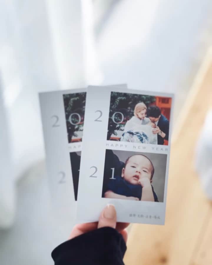 suzuka noseのインスタグラム：「. 2021年の年賀状。 今年はしまうまプリントで🦓🖤 @shimaumaprint   >>動画はぜひ音声ありで見てください🥸✌🏻  デザインは写真が映えるシンプルなものに。 写真仕上げにしてみたら マットで上品な質感がとても好みだった🙆🏼！  ✔豊富なデザイン ✔宛名の印刷が無料 ✔投函代行が無料 ✔なにより簡単  いつもギリギリになっちゃう年賀状だけど 今年は計画通りに完了して、ほっ。 アプリで簡単に作れて、宛名印刷が無料なのはいいな～🤔👌🏻  今注文すると早割が適用されるし ハガキ代を除く合計金額から 100円OFFになるクーポンコード【6uSZ2u3h4b】も。  ・1ユーザーにつき1回のみ ・2020年12月28日 23:59まで  私は早まってもう投函しちゃったけど （ ストーリーズを見てる方には分かる凡ミス笑 みんなも年賀状を送って一年を締めましょう🙋🏼‍♀️  📝 @shimaumaprint  #年賀状 #しまうま年賀状 #年賀状デザイン #2021年賀状 #丑年年賀状 #年賀状写真 #しまうまプリント年賀状 #pr」