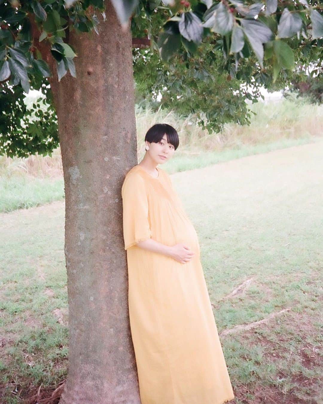 真央のインスタグラム：「君がここにいたのよね〜 時を撮ってくれていた🌱 サトちゃんありがとう♡ . . 📷 @st_702x  . . #写真#親子 #マタニティ#フォト #家族写真 #時 #日常 #日々のこと #日日是好日」