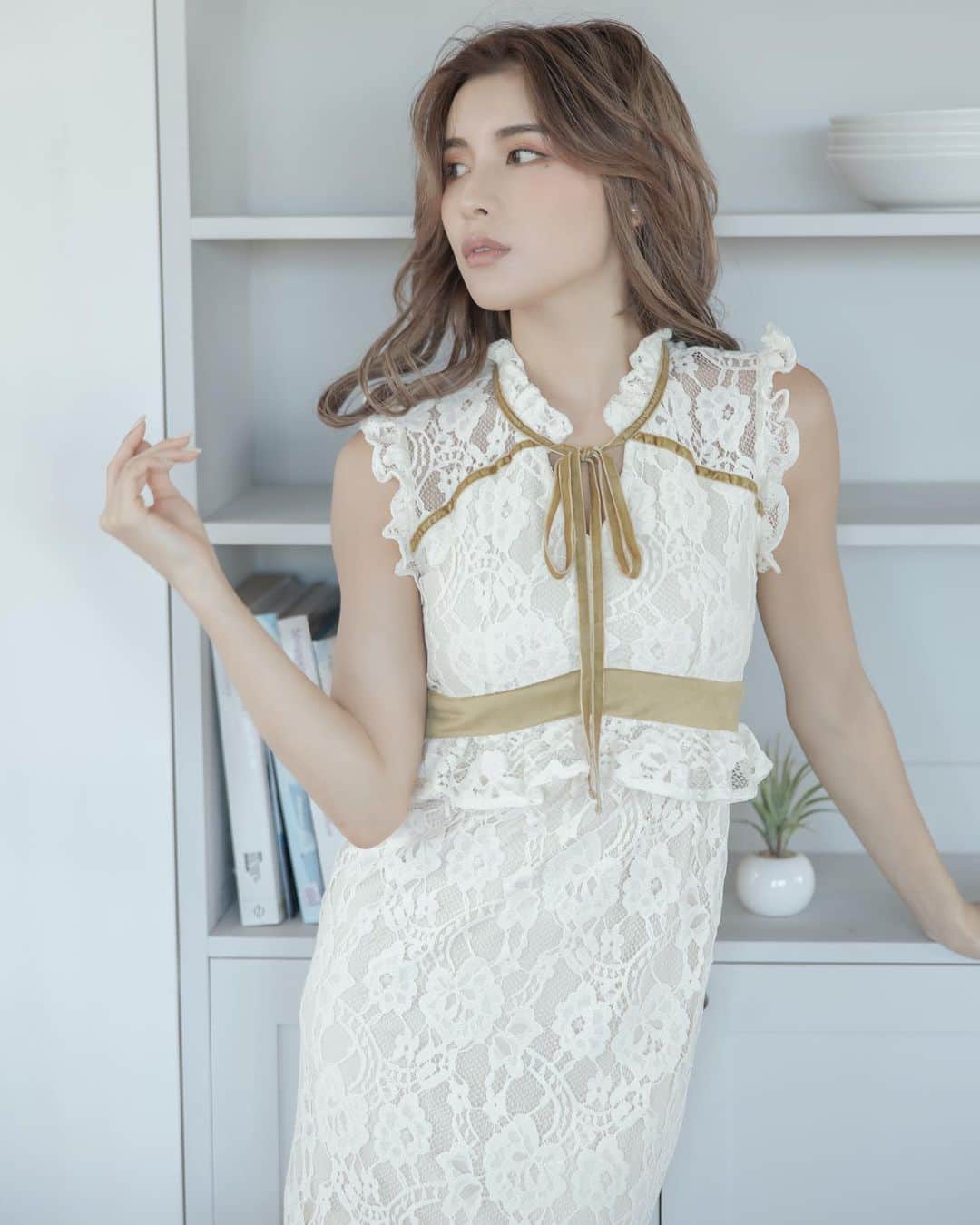 デュラスアンビエントさんのインスタグラム写真 - (デュラスアンビエントInstagram)「NEW ARRIVAL 【DRESS FAIR対象】 𝐕𝐞𝐥𝐨𝐮𝐫 𝐋𝐚𝐜𝐞 𝐌𝐞𝐫𝐦𝐚𝐢𝐝 𝐃𝐫𝐞𝐬𝐬 〈Ivory,Purple,Black〉 レースの花模様が微起毛された表面感の上質な生地を使用しました。 ウエストの逆V字ラインと襟、胸元のベロアリボンが顔まわりを華やかに彩り、ファブリックのミックス使いで奥行きあるルックスを叶えます。 _____________________________________ www.ambient-online.com @ambientofficial @ambient_ariake @ambient_yurakucho @ambient.opa #アンビエント#ambient_official  #coordinate #styling #20AW #fw20 #chic」12月15日 16時31分 - ambientofficial