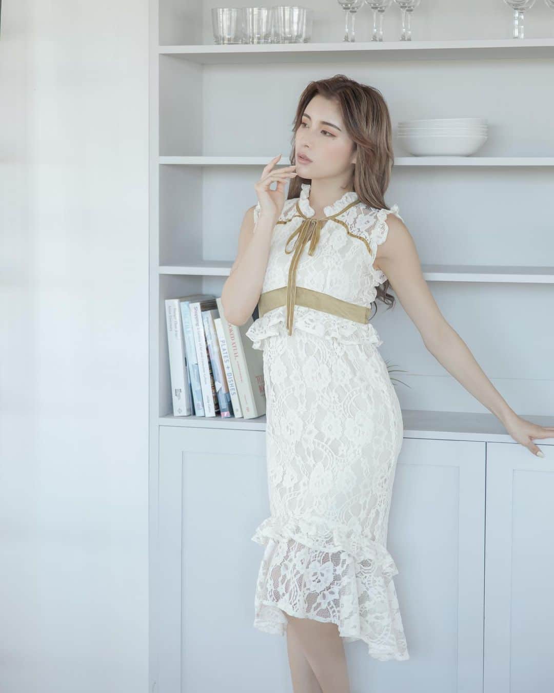 デュラスアンビエントのインスタグラム：「NEW ARRIVAL 【DRESS FAIR対象】 𝐕𝐞𝐥𝐨𝐮𝐫 𝐋𝐚𝐜𝐞 𝐌𝐞𝐫𝐦𝐚𝐢𝐝 𝐃𝐫𝐞𝐬𝐬 〈Ivory,Purple,Black〉 レースの花模様が微起毛された表面感の上質な生地を使用しました。 ウエストの逆V字ラインと襟、胸元のベロアリボンが顔まわりを華やかに彩り、ファブリックのミックス使いで奥行きあるルックスを叶えます。 _____________________________________ www.ambient-online.com @ambientofficial @ambient_ariake @ambient_yurakucho @ambient.opa #アンビエント#ambient_official  #coordinate #styling #20AW #fw20 #chic」