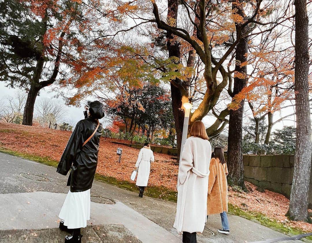 佐藤あずみのインスタグラム：「𝑲𝑨𝑵𝑨𝒁𝑨𝑾𝑨 𝑺𝑬𝑿 𝑨𝑵𝑫 𝑻𝑯𝑬 𝑪𝑰𝑻𝒀...❤︎  見たくなっちゃったからまた見よっと！何回見ても好きなドラマ&映画❤︎  #watermirror #travel #japan #japantravel #kanazawa #japanesefood #japanesegirl #金沢 #金沢旅行 #女子旅 #紅葉 #紅葉の絨毯 #紅葉スポット #兼六園 #金沢城 #金沢城公園」