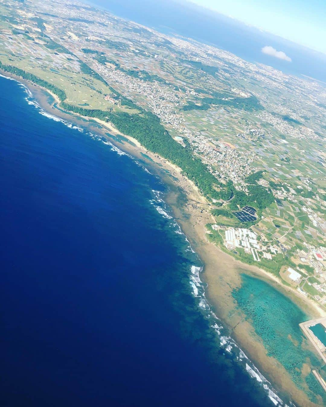 鮎河ナオミさんのインスタグラム写真 - (鮎河ナオミInstagram)「飛行機に乗るとき窓側、通路側どちらを選びますか？  わたしは断然窓側！  子供の時から、車も、電車も、新幹線も、窓から眺める風景がとても好きでした🤍  特に飛行機の窓から見える風景は、その高さじゃないと見ることのできない非日常的な空の世界が広がっていって、大好きな風景の一つです🤍 #abovetheclouds #viewfromplane #travel #✈️」12月15日 16時34分 - naomiayukawa