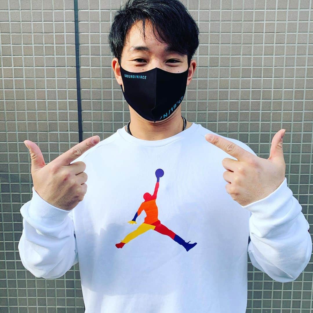 宇佐見真吾のインスタグラム：「いつもお世話になっているグランダンエースさんからプレゼント企画です❗️  12/20時点で僕をフォローしてくださっている皆様が、グランダンエースを新たにフォローして頂き、フォローしてくださった皆様の中から抽選で3名様に僕が付けているこのマスクがプレゼントされます！  抽選はわたしの方で行わせて頂き、当選結果は12/25グランダンエースより InstagramDMが届きます！  ★条件 フォロワーの皆様が、グランダンエースを新たにフォロー  こちらのマスク現在非売品とのことですので、この機会にぜひフォローしてみてください！  ちなみにめちゃくちゃつけ心地最高です😁  #groundnace #ground_n_ace #グランダンエース @ground_n_ace #日本ハムファイターズ」