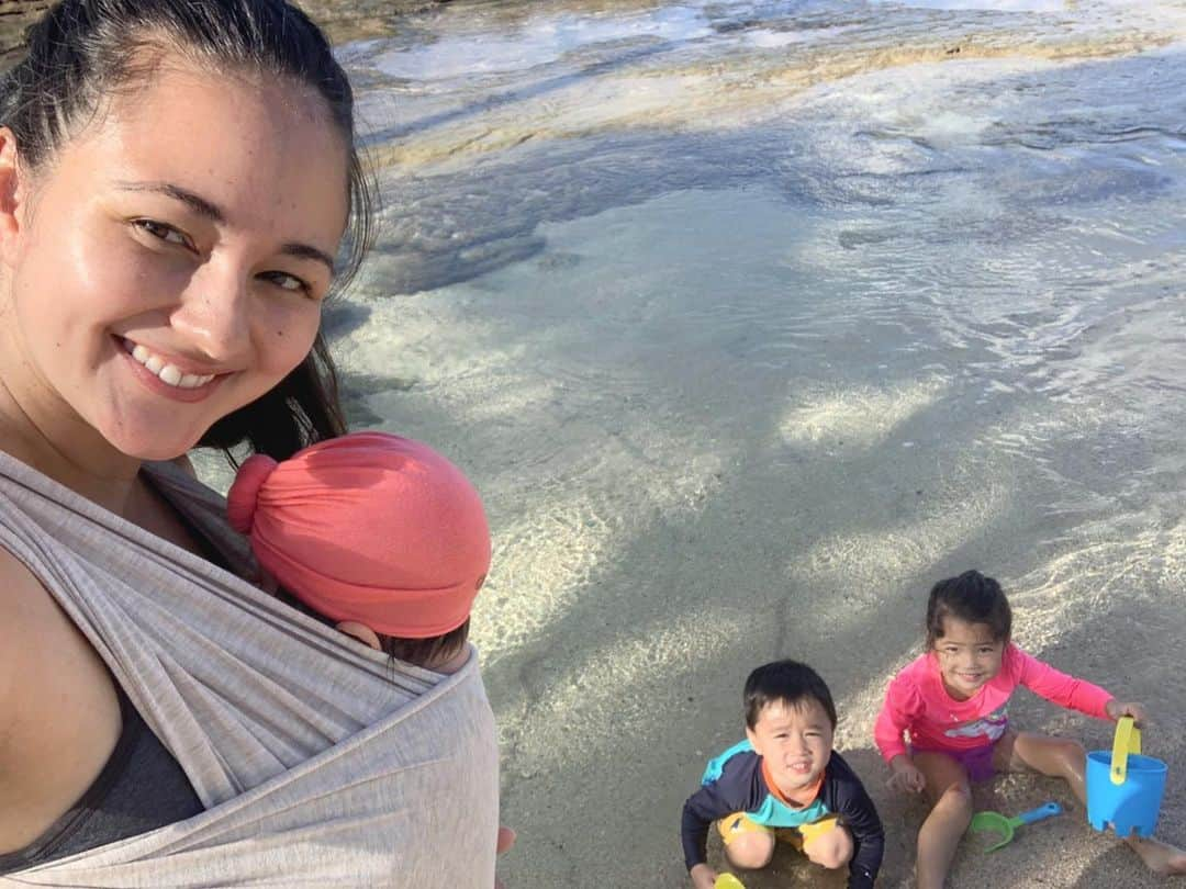 エリナ シルカさんのインスタグラム写真 - (エリナ シルカInstagram)「Beach days are the best days 🌴 ハワイもちょっとだけ涼しくなってきて海も冷たくなってきた。けど双子は元気に午前中ずっと遊んで、ココナッツでチャージして、るーちゃんはラップでスヤスヤ😴 そして海に行った日は寝かしつけが楽だー！ * * * #hawaiilife #luckywelivehawaii #beachlife #twins #boygirltwins #momof3 #ハワイ #ハワイ生活 #双子ママ #双子 #3児ママ」12月15日 16時41分 - laura_elina_ymd