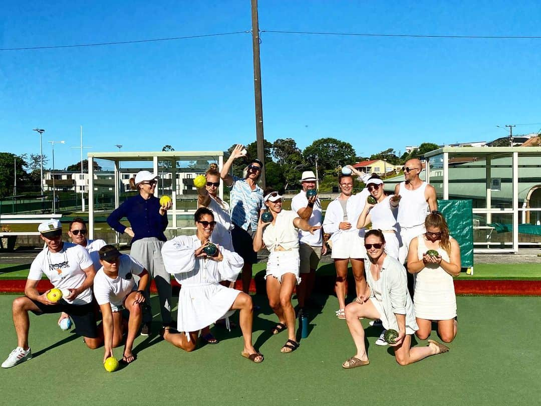 リサ・キャリントンのインスタグラム：「End of year shenanigans with this crazy bunch of awesomeness #lawnbowlers   #prolawnbowlers #underarm #team #allwhite」