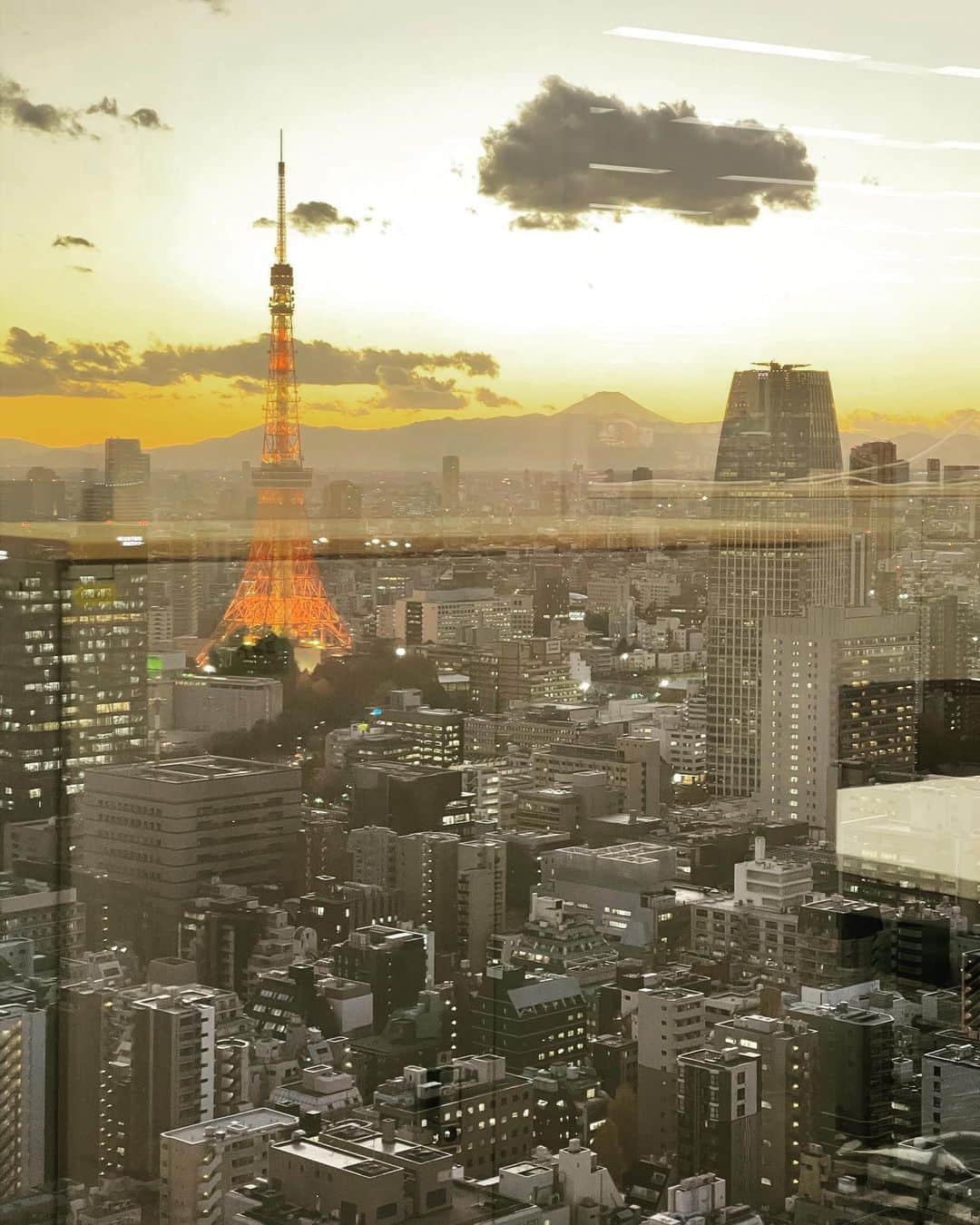 佐藤東弥のインスタグラム：「夕暮れ 汐留タワーにて #сумерки」