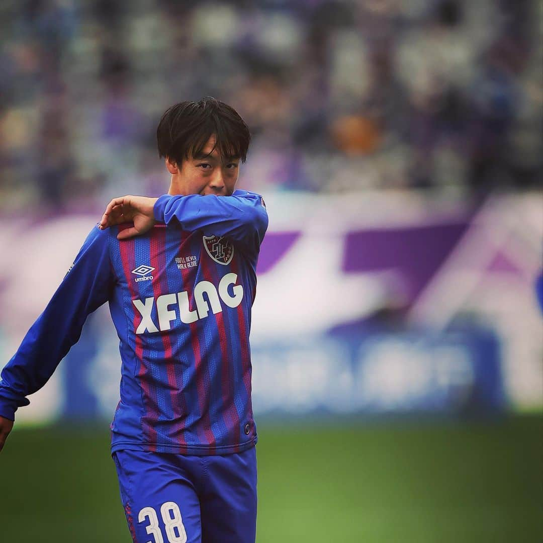 FC東京オフィシャルグッズさんのインスタグラム写真 - (FC東京オフィシャルグッズInstagram)「🔵🔴 vs #サンフレッチェ広島  久しぶりの味スタで。J1のピッチで。 輝きを放った小さな巨人。 @konnokazuya  @fctokyoofficial  #紺野和也 #FC東京 #fctokyo #tokyo」12月15日 16時55分 - fctokyoofficial