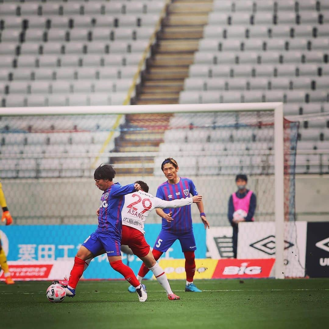 FC東京オフィシャルグッズさんのインスタグラム写真 - (FC東京オフィシャルグッズInstagram)「🔵🔴 vs #サンフレッチェ広島  久しぶりの味スタで。J1のピッチで。 輝きを放った小さな巨人。 @konnokazuya  @fctokyoofficial  #紺野和也 #FC東京 #fctokyo #tokyo」12月15日 16時55分 - fctokyoofficial