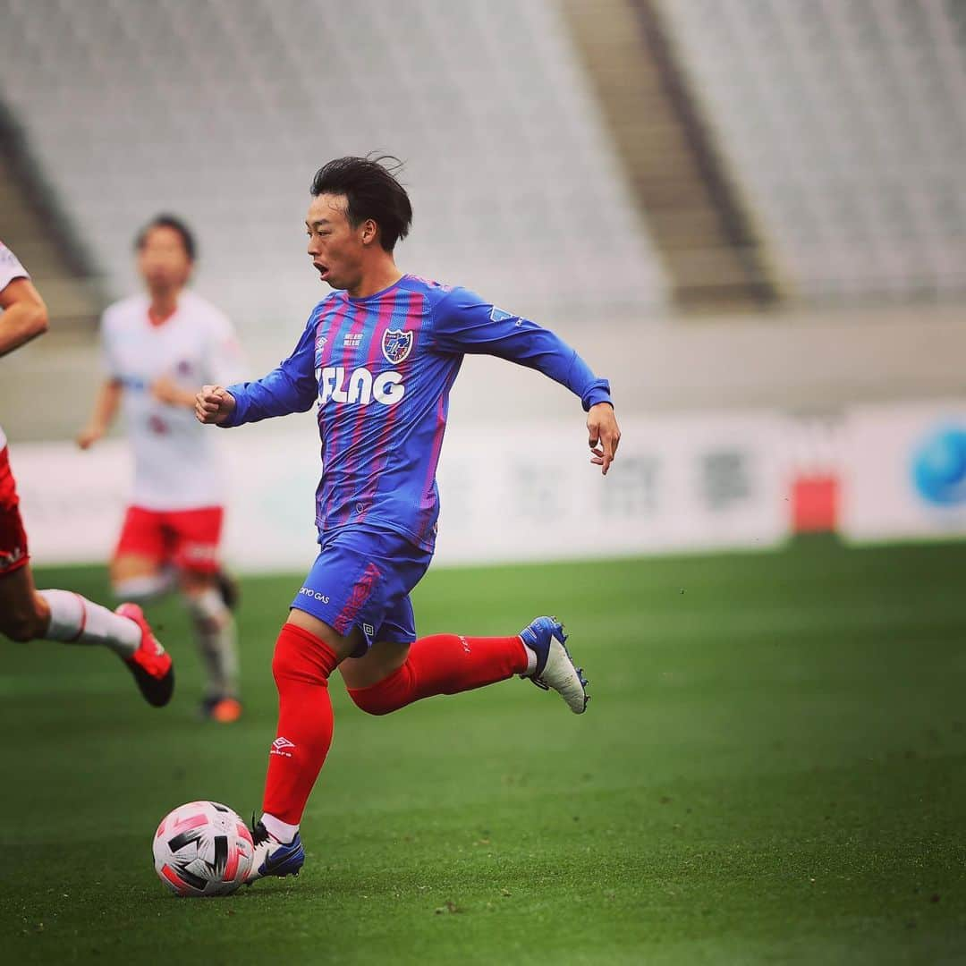 FC東京オフィシャルグッズさんのインスタグラム写真 - (FC東京オフィシャルグッズInstagram)「🔵🔴 vs #サンフレッチェ広島  久しぶりの味スタで。J1のピッチで。 輝きを放った小さな巨人。 @konnokazuya  @fctokyoofficial  #紺野和也 #FC東京 #fctokyo #tokyo」12月15日 16時55分 - fctokyoofficial