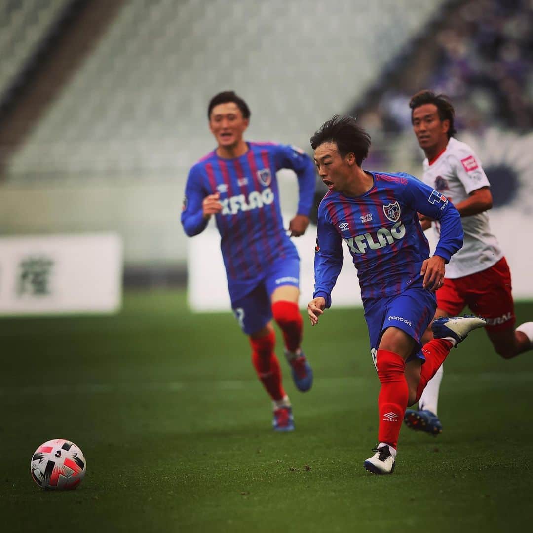 FC東京オフィシャルグッズさんのインスタグラム写真 - (FC東京オフィシャルグッズInstagram)「🔵🔴 vs #サンフレッチェ広島  久しぶりの味スタで。J1のピッチで。 輝きを放った小さな巨人。 @konnokazuya  @fctokyoofficial  #紺野和也 #FC東京 #fctokyo #tokyo」12月15日 16時55分 - fctokyoofficial