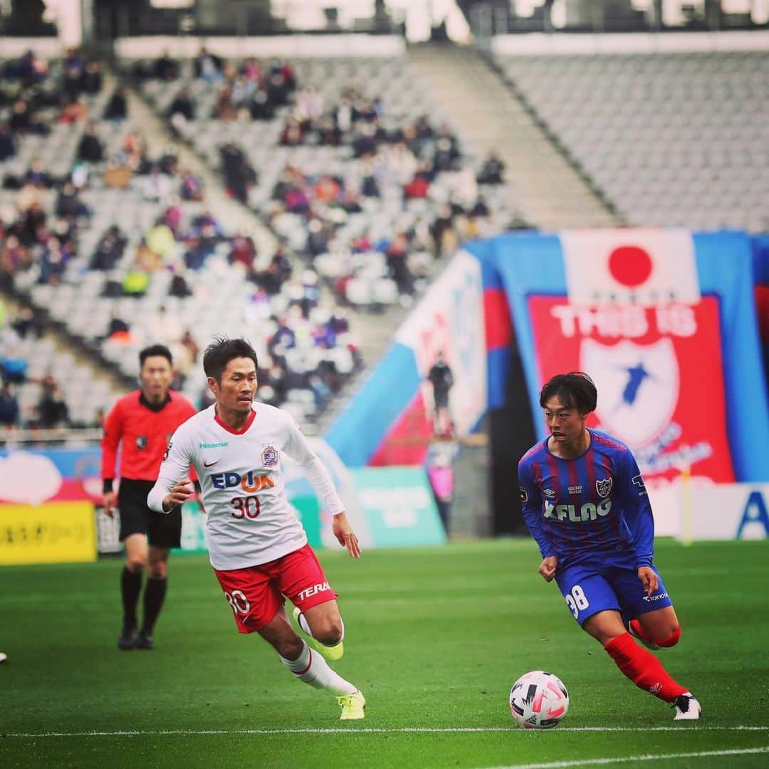 FC東京オフィシャルグッズさんのインスタグラム写真 - (FC東京オフィシャルグッズInstagram)「🔵🔴 vs #サンフレッチェ広島  久しぶりの味スタで。J1のピッチで。 輝きを放った小さな巨人。 @konnokazuya  @fctokyoofficial  #紺野和也 #FC東京 #fctokyo #tokyo」12月15日 16時55分 - fctokyoofficial