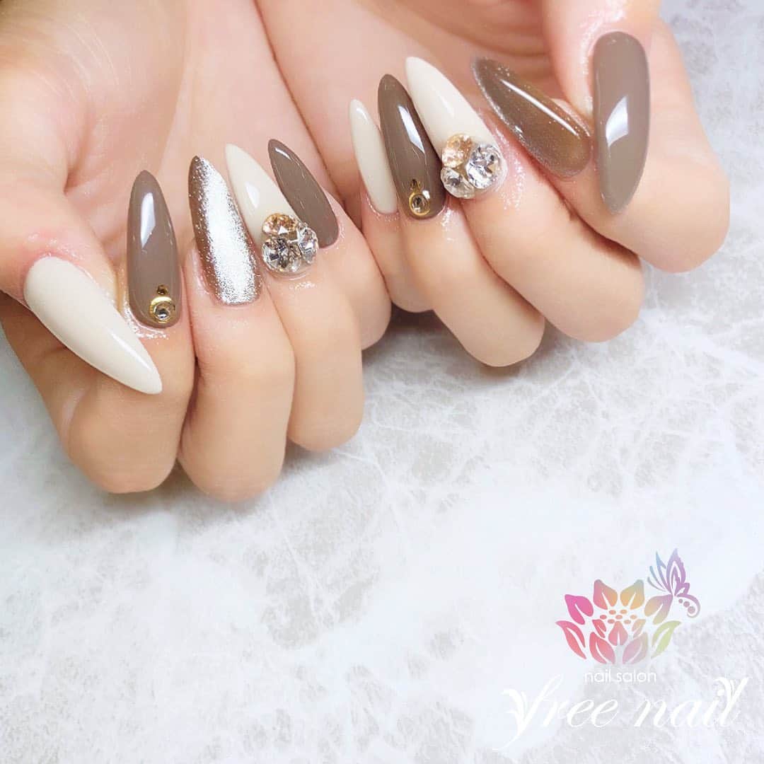 free nail フリーネイルのインスタグラム：「. お客様ネイル💅🏻❄️ . 大人ロングネイル💄✨ . マグネットネイルの輝き🧲✨ . ▶︎▶︎▶︎スワイプして動画も見てね☝︎🎬✨ . ご来店ありがとうございました🙇🏻‍♀️🙇🏻‍♀️🙇🏻‍♀️💗 . #ネイルアート #ジェルネイル #ネイルサロン #大阪ネイルサロン #ネイルデザイン #ネイルチェンジ #マグネットネイル #スターギャラクシーネイル #ビジューネイル #キラキラネイル #グレージュネイル #ホワイトネイル #デザインネイル #トレンドネイル #シンプルネイル #きれいめネイル #ロングネイル #冬ネイル #winternails #nailsart #nailsdid #美甲 #日式美甲 #日式美甲胶 #日本美甲师 #日本美甲老师 #美甲上课 #日本胶 #フリーネイル #freenail」
