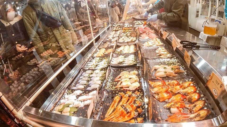 金子藍さんのインスタグラム写真 - (金子藍Instagram)「２日目は 博多ー下関 ブランチな感じで唐戸市場でふぐ🐡とお寿司🍣 . どこのお店で買っても一緒かと思うけど やっぱり混んでるお店の方が魚が新鮮という事が判明🙆‍♀️ . ノドグロの炙り美味しかったよ . #どこでもドアきっぷ #jr #jr西日本 #旅行 #旅 #haneypresets #山口 #下関 #唐戸市場 #寿司」12月15日 16時51分 - aikaneko_surf