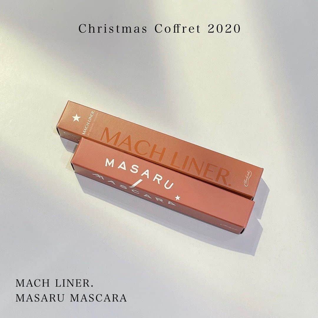 のインスタグラム：「. Christmas Coffretに入っている アイメイクアイテムをご紹介。 . 目元を華やかに纏う暖色カラーが 冬の季節に暖かさを感じさせてくれます。 . 派手になりすぎず、 存在感のある華やかな目元に仕上げてくれます。 カラーアイテムに挑戦したい方にも、 お使い頂きやすいアイテムです。 . 〈MASARU MASCARA PBR〉 ひと塗りで、ロング&ボリュームUPを実現。 小回りの利く極密集ブラシで まつ毛のカーブに密着フィット。 まつ毛1本1本を逃さず捕らえ、 簡単ひと塗りで扇状にセパレートに。 . . 〈MACH LINER. PBR〉 魅力的な目元を叶えるアイライナー。 思い通りのラインが引ける コシのあるブラシを採用した、 初心者の方でもお使いいただきやすいアイライナーです。 . #濱田マサル #blancheétoile #ブランエトワール #アイメイク #eyemake #クリスマスメイク #クリスマスコフレ」