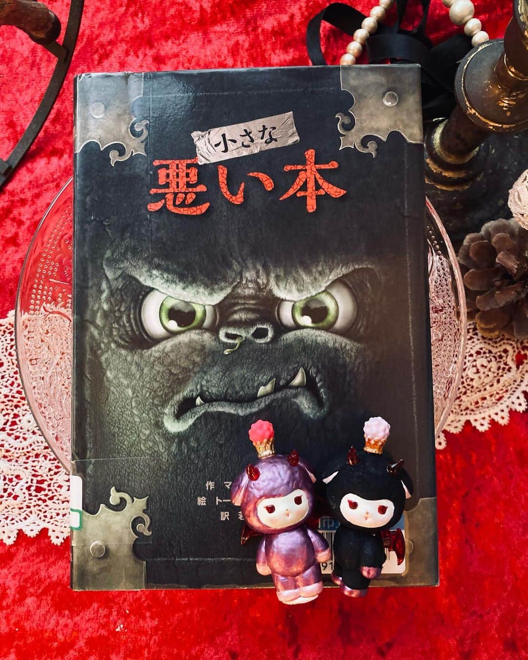 加倉井ミサイルのインスタグラム：「『クックック… われら #ワルミミ にふさわしい本をかりてきたわよ』 『クックック、ワル〜い🦇😈🦇』  『この本、人気があったみたいで続刊も見つけたわ』 『みんな、あくの魅力には逆らえないようね。クックック…』  #今日のミミちゃん🐏 #todaysmimi🐏 #ワルミミ #warumimi #ソフビ #sofvi #vag22  #medicomtoy #絵本  #manga #cartoon #cartoons  #painting #illustration #art #artwork #artist #picturebooks #Childrensbook #childrenbook #stuffed #softtoy #softtoys #stuffedanimals #stuffedsheep」