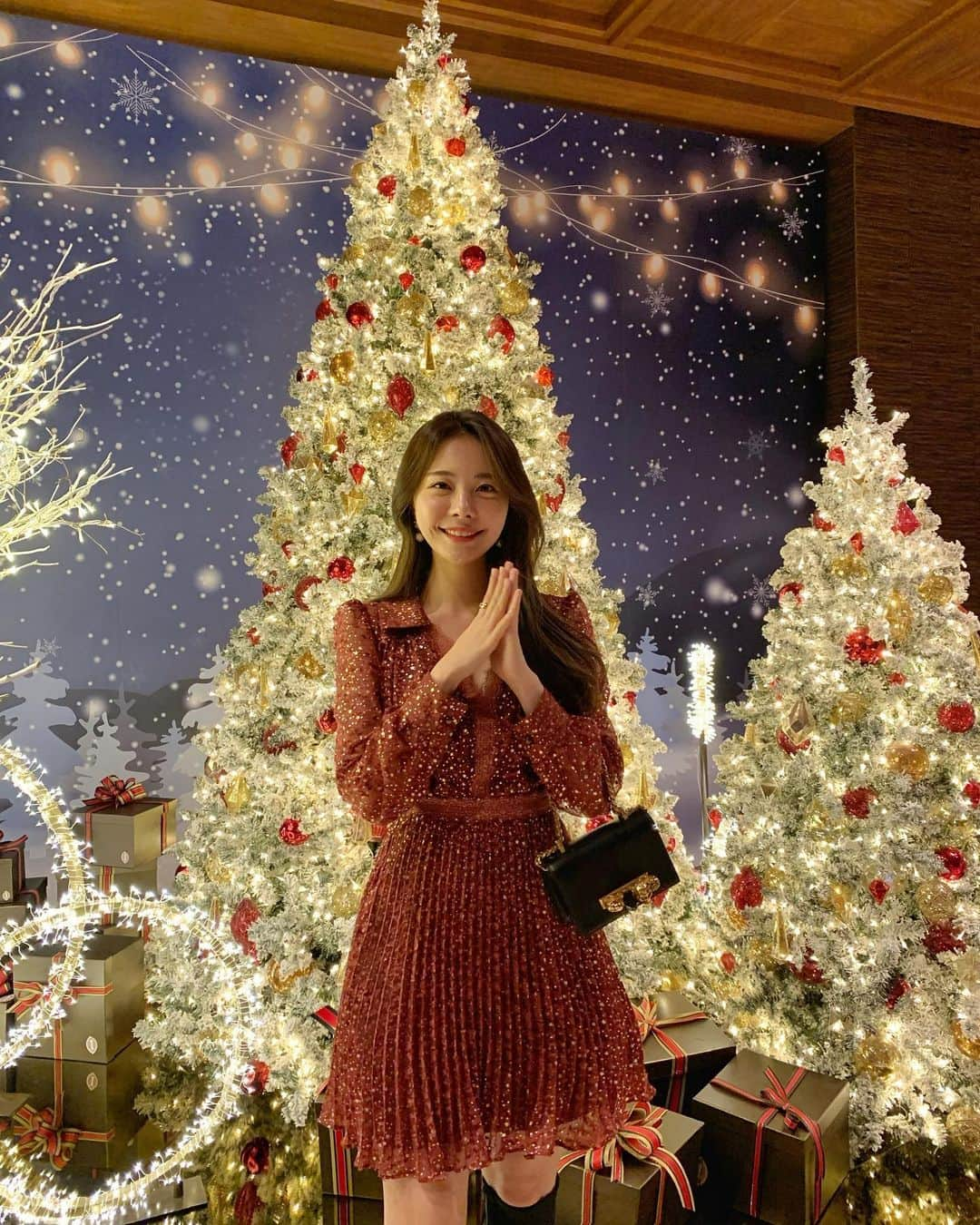 キム・ミニョンさんのインスタグラム写真 - (キム・ミニョンInstagram)「예쁜 연말룩은 로아르 🎅🏻🎄❤️ ⠀ ⠀ 1. 눈오는 겨울밤 원피스 도톰한 원단에 진주와 큐빅이 각기 다른 크기로 아름답게 흩뿌려져있는 강추 존예 원피스에요 ㅠㅠ !!! 너무 예쁘게 퍼지는 플레어라인으로 날씬해보여요 😆 큐빅박힌 고급벨트에 소매끝은 벨벳으로 따뜻해보이게 마무리했습니다 🌟 ⠀ 2. 별총총 산타의 선물 원피스 와인색 시스루에 입체실크, 금박 별이 뿌려져있는 원단으로 만든 크리스마스 그자체 원피스에요! 목이 길어보이는 카라디자인에 플리츠스커트 디자인으로 상큼해보인답니다!!!🎄❤️ ⠀ 3. 블랑드문 레이스 원피스 블랙과 골드베이지의 조화가 섹시하면서도 청순해보이는 레이스 드레스에요..✨ 우아하고 기품있는 공주님같은 느낌에 시스루 섹시 두방울 섞인 느낌이랍니다 🖤 ⠀ 4. 골드 트윙클 벨벳 원피스 팔에 골드반짝이가 박힌 레이스를 사용한 벨벳원피스에요! 움직일때마다고급스럽게 반짝이며 늘어나는 스판벨벳소재로 정말 편안하고 귀여운 원피스랍니다..!! ⠀ 5. 마이 아이돌 미니 원피스 입으면 아이돌처럼 상큼하면서도 세련되보이는 디자인의 원피스에요! 미니스커트 기장으로 다리가 길어보이고 울이 들어간 원단으로 도톰하고 따뜻하답니다. ⠀ 6. 펜트하우스 원피스 체크벨벳시스루라는 독특한 원단을 사용한 시크해보이고 세련되어보이는 원피스에요. 몰라보게 날씬해보이는 콜라병 몸매를 완성해준답니다 😆 겨울 내내 따뜻하게 입을 수 있는 벨벳원피스로 이겨울 강력추천해드려요 ⠀ 7. 블랙벨 코트 연말 원피스 위에 뭘 입어야할지 고민되실 것 같아 준비한 아주아주 두툼한 코트에요. 한겨울까지 따뜻하게 감싸주며 플레어라인으로 원단을 아끼지않아 날씬하고 우아해보인답니다. 고급 브랜드에서 자주 연출하는 라인의 코트에요 😊 ⠀ 8. 사랑에빠진 딸기우유 코트 많은분들이 기다려주셨던 핑크 코트에요. 오묘하게 톤다운된 딸기우유핑크컬러로 어디든 잘어울리는 마성의 코트랍니다. 데일리로 입었을때 귀엽고 사랑스러워보여요! 💕 스티치 라인이 고급스러우며 부드러운 소재로 오래오래 옷장에 함께할 수 있을거에요 ⠀ ⠀ ⠀ 행복한연말 보내세요❤️❤️❤️ ⠀」12月15日 17時03分 - minyoung_aori