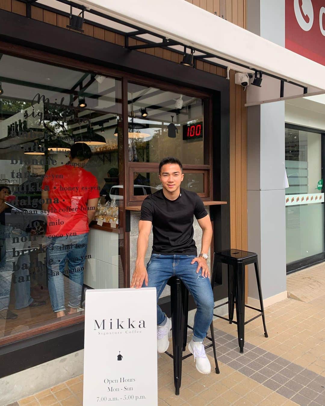 チャナティプ・ソングラシンのインスタグラム：「@cafemikka_lumpinipark  ขอบคุณทุกคนที่มาอุดหนุนนะครับ 🙏🏽❤️」