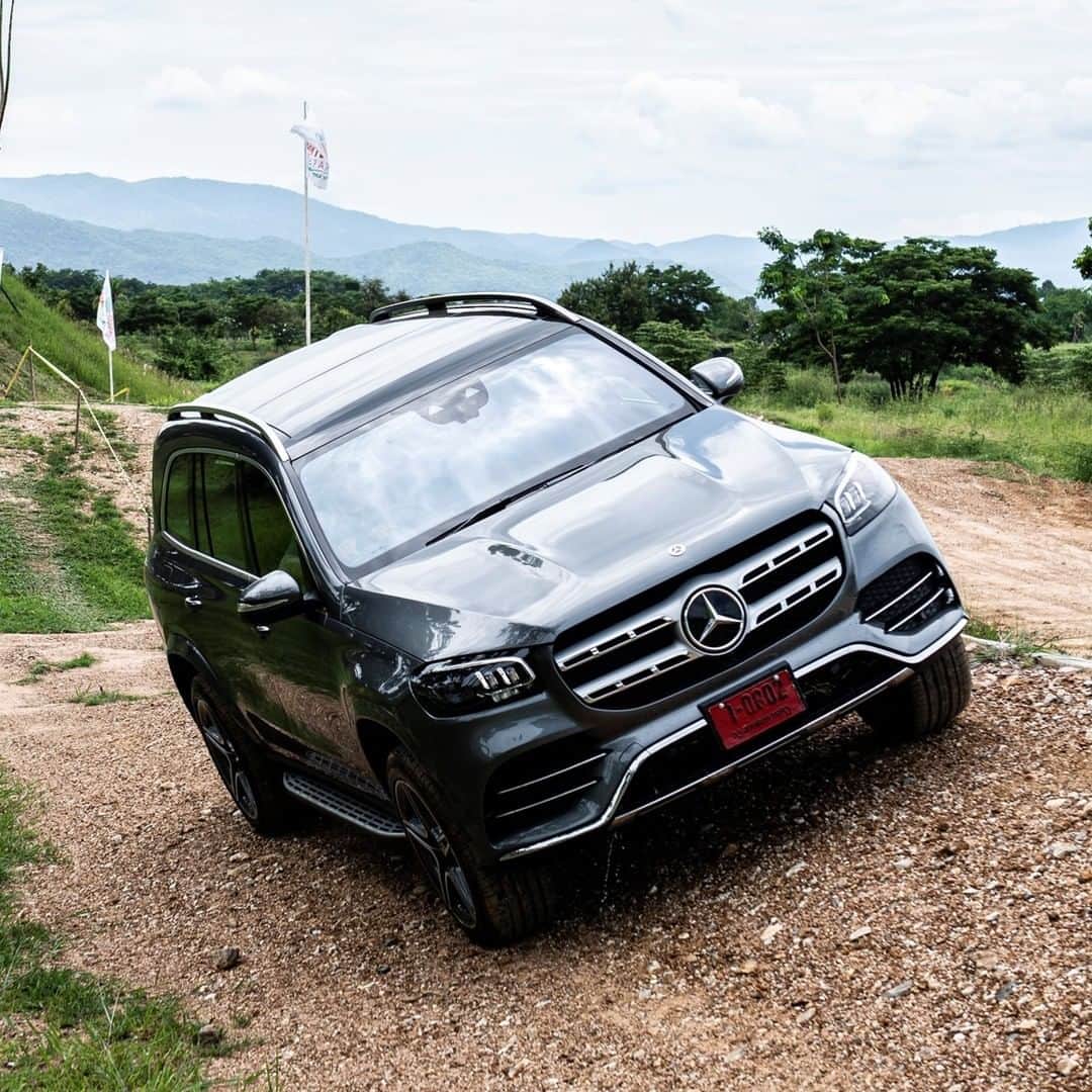 Mercedes-Benz Thailandさんのインスタグラム写真 - (Mercedes-Benz ThailandInstagram)「พิชิตทุกเส้นทางที่อยู่ข้างหน้า ทางลาดชัน ดินลูกรัง ดินคลุกฝุ่น ก็ไม่ใช่อุปสรรคอีกต่อไป ผจญภัยนอกเส้นทางแบบไร้ความกังวลด้วยระบบ Electronic Traction System 4ETS สำหรับรถยนต์ขับเคลื่อน 4 ล้อ ในรถยนต์ SUV อย่าง Mercedes-Benz GLE 300 d 4MATIC AMG Dynamic และ Mercedes-Benz GLS 350 d 4MATIC AMG Premium ​  ​หากล้อข้างใดข้างหนึ่งลอยหรือหมุนฟรี ทำให้เซ็นเซอร์ตรวจจับแล้วพบว่า ล้อนั้นมีความเร็วมากกว่าล้ออื่นๆ ระบบ Electronic Traction System 4ETS  จะทำการเบรกและส่งกำลังไปยังล้อที่สัมผัสกับพื้นให้เท่ากัน แถมยังช่วยให้คุณควบคุมรถไปต่อได้โดยที่ไม่เสียอาการทรงตัว ให้คุณเอาชนะทุกขีดจำกัดของการเดินทางได้อย่างใจต้องการ​ ​ สัมผัสจิตวิญญาณความแข็งแกร่งของสุดยอดรถยนต์ SUV ได้ทีนี่ ​ GLE 300 d 4MATIC ได้ที่ www.mercedes-benz.co.th/GLE-SUV​ GLS 350 d 4MATIC ได้ที่ https://www.mercedes-benz.co.th/GLS-SUV​  #GLE #GLS #MercedesBenz #MercedesBenzThailand」12月15日 17時00分 - mercedesbenzthailand