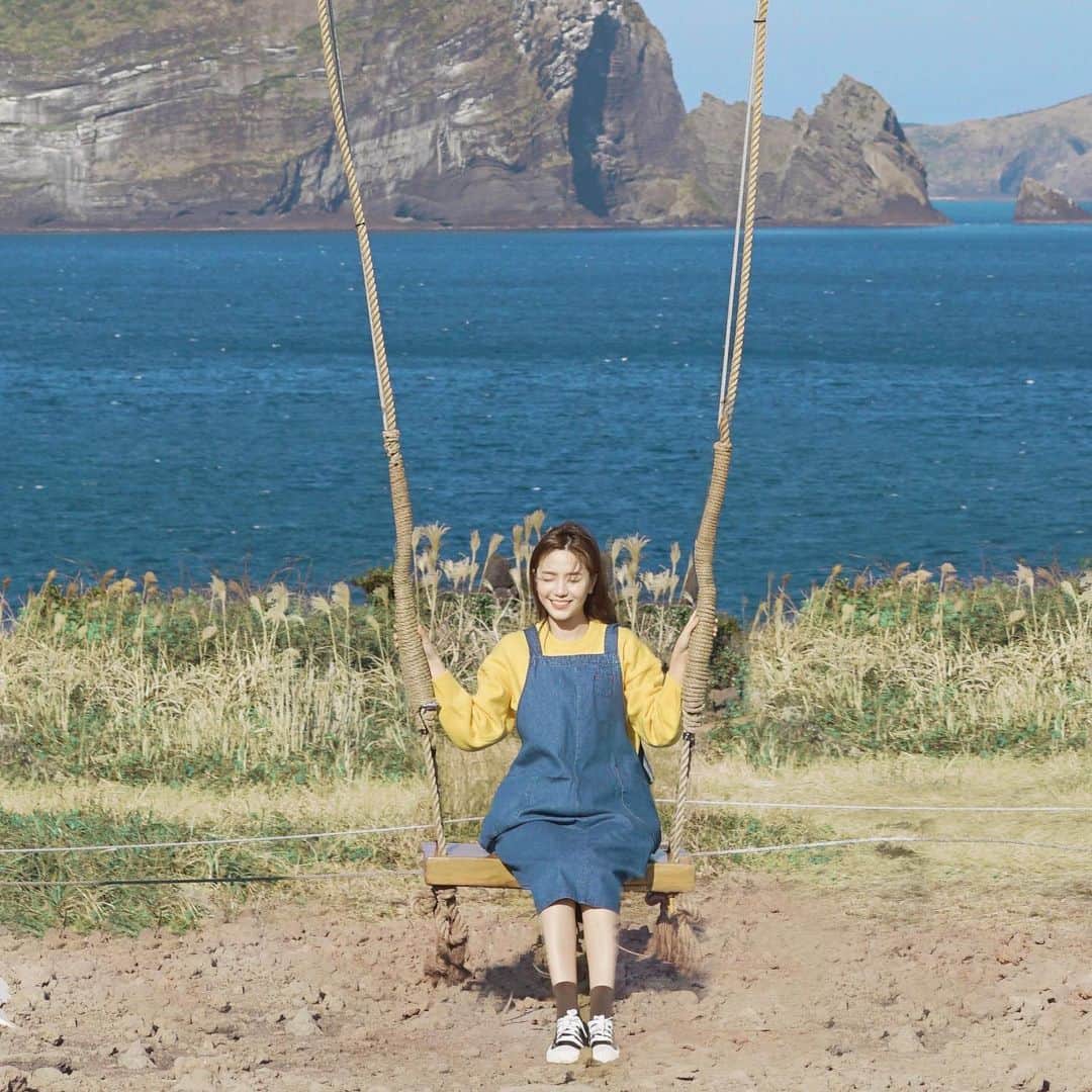 innisfree official (이니스프리) さんのインスタグラム写真 - (innisfree official (이니스프리) Instagram)「상쾌한 바닷바람이 불어오는 #섭지코지 그랜드 스윙 포토존📷 저멀리 보이는 푸른 제주 바다와 함께 청량함 𝟭𝟬𝟬% 인생샷 찰칵!💙  Feel the fresh ocean breeze at the Grand Swing photo spot📷 Time to take a 𝟭𝟬𝟬% Insta-worthy photo with the blue Jeju sea in the background💙」12月15日 17時02分 - innisfreeofficial