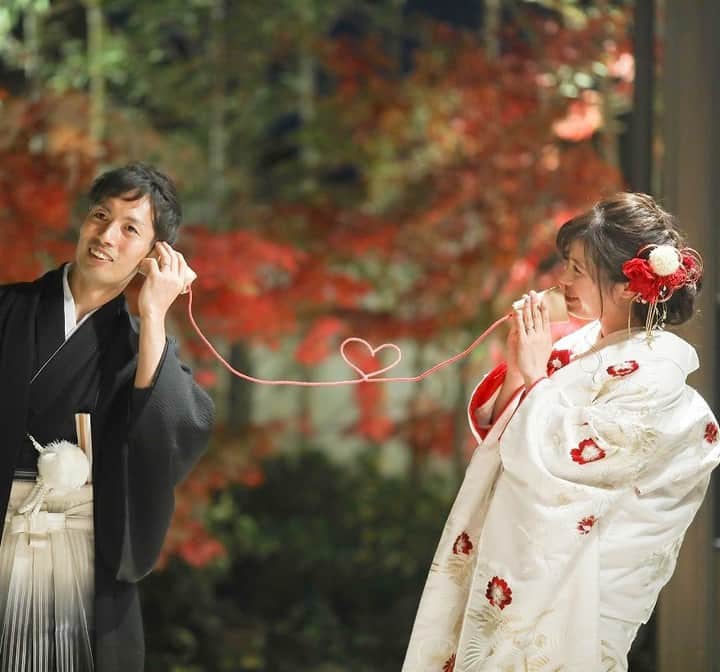 KIYOMIZU京都東山 公式さんのインスタグラム写真 - (KIYOMIZU京都東山 公式Instagram)「. 京都のロケーションも一緒に 楽しんでいただけるようにと 紅葉の美しい時期を選んだおふたり♡  撮影時には、小物を使って 遊び心も取り入れたお写真に＊ . ---------------------- . @kiyomizu_kyoto_higashiyama をフォローし 【#kiyomizu京都東山】で検索してくださいね❖ . #スタイルズ花嫁 #kiyomizu花嫁  #dress #kyoto #kiyomizu #wedding #ウェディングレポ #チャペル #ブライダルフェア #プレ花嫁 #卒花 #結婚式 #結婚式場 #結婚式準備 #京都 #京都花嫁 #関西花嫁 #京都婚 #令和花嫁  #大人花嫁 #DRESSY花嫁 #シェアーズヘアメイク #紅葉フォト #紅葉ウェディング #糸電話 #和婚 #和装フォト #ロケーションフォト #和装」12月15日 17時12分 - kiyomizu_kyoto_higashiyama