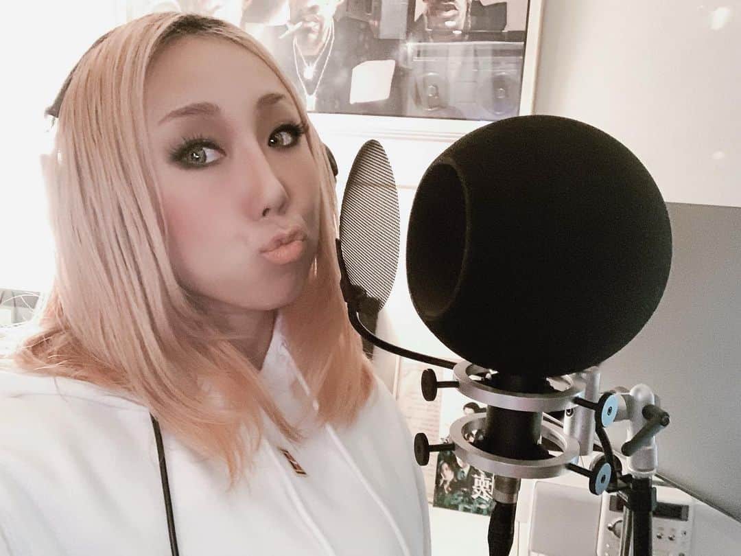 JAMOSAのインスタグラム：「Recording some Sexy Vocals today with the Gentlemens 🤫制作中🤎 #cig」