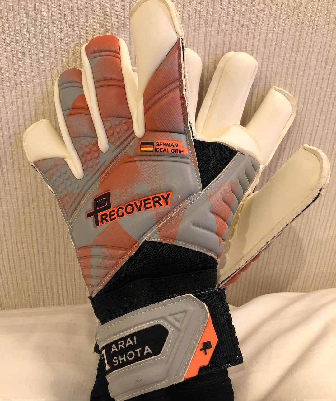 新井章太のインスタグラム：「🆕 color🧤 本当にかっこよすぎるって💦 早くGKしたくなる。 今回も僕の希望通り作っていただきました。最高の配色です。 みなさんも是非precoveryをチェックしてみてください👍  #precovery #precoveryjapan #precoverykorea #新井章太 #jefunited #winbyall」