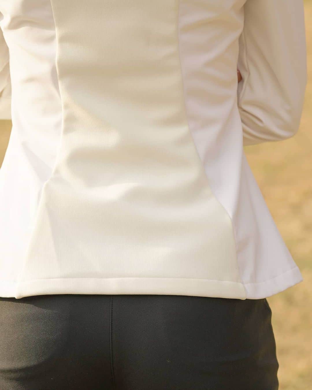 J.JANE JAPANさんのインスタグラム写真 - (J.JANE JAPANInstagram)「ストレッチ性も高く、 ウエストラインをすっきり魅せてくれるアウターデザイン。 . アウター Fur collar Slim Zipup（White） ¥31,000 10%off→27,900 . ボトムス Three Button High Pants（Black） ¥25,670 10%off→23,103 . ________________________________________ . #golf#골프 #ゴルフ#golfwear #j_jane #j_jane_golf #スポーツ#golfswing #ドライバー#アイアン#golf#fashion#韓国ファッション#ゴルフ好き#golfing#golfer #ゴルフウエア #ゴルフスイング#ゴルフ女子#ゴルフ男子#トレーニング#ゴルフ部#ゴルフ初心者#打ちっ放し#パター練習#コンペ #アコー」12月15日 17時09分 - j.jane_japan