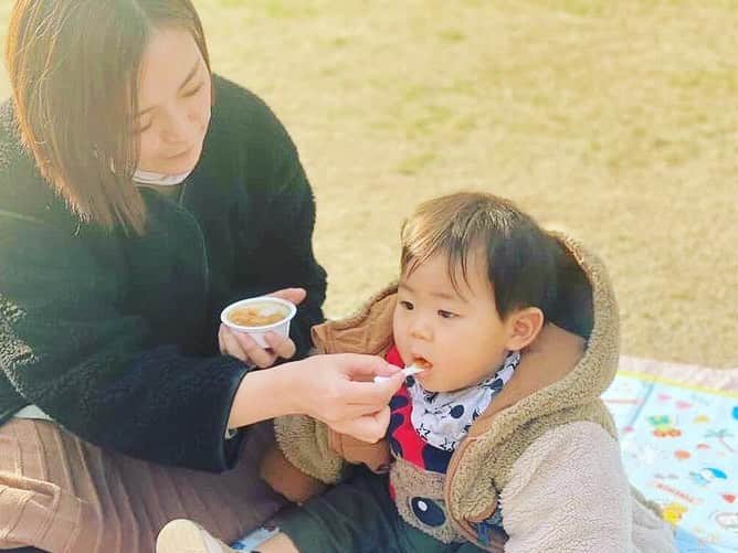 野口綾子のインスタグラム：「天気が良かったのでピクニック👶☺️💕 外で食べる時は大抵レトルト。和光堂のやつがスプーンが付いていて便利です🙆‍♀️🥄🍚 #ピクニック #公園遊び #1歳0ヶ月 #男の子ベビー  #赤ちゃんのいる暮らし」