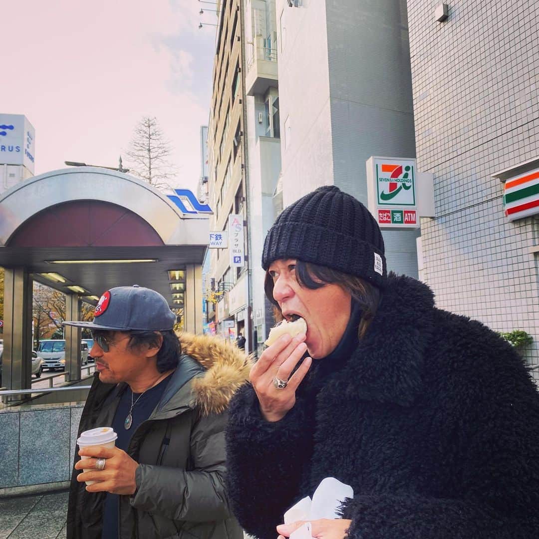浅田信一のインスタグラム：「久しぶりの仙台は雪模様。富士屋ワンタン麺は初。デザートに中村屋のあんまんを頬張る相変わらずわんぱくなコータローさん。洋さんは暖かいコーヒー。僕は寒中アイスラテ。」