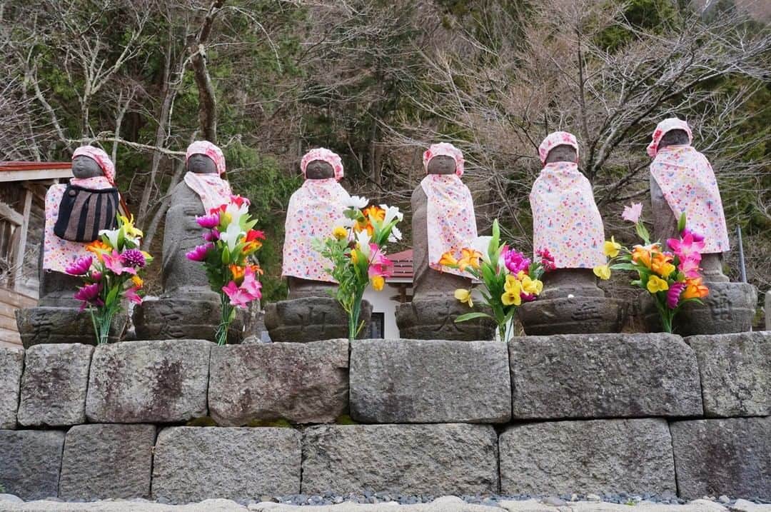 のインスタグラム：「【六地蔵】  寒冷な檜枝岐では、その昔、凶作の際、食糧難に見舞われ、口減らしのために赤ん坊が〝間引き〟される事がありました。その霊を弔い、母の嘆きを慰めるために建立されたといわれている六体のお地蔵様です。現在も丁重に供養されています。  #六地蔵 #檜枝岐村 #福島県 #hinoematavillage #fukushima #traveljapan #futurefromfukushima #ふくしまからはじめよう #新しい生活様式からはじめよう」
