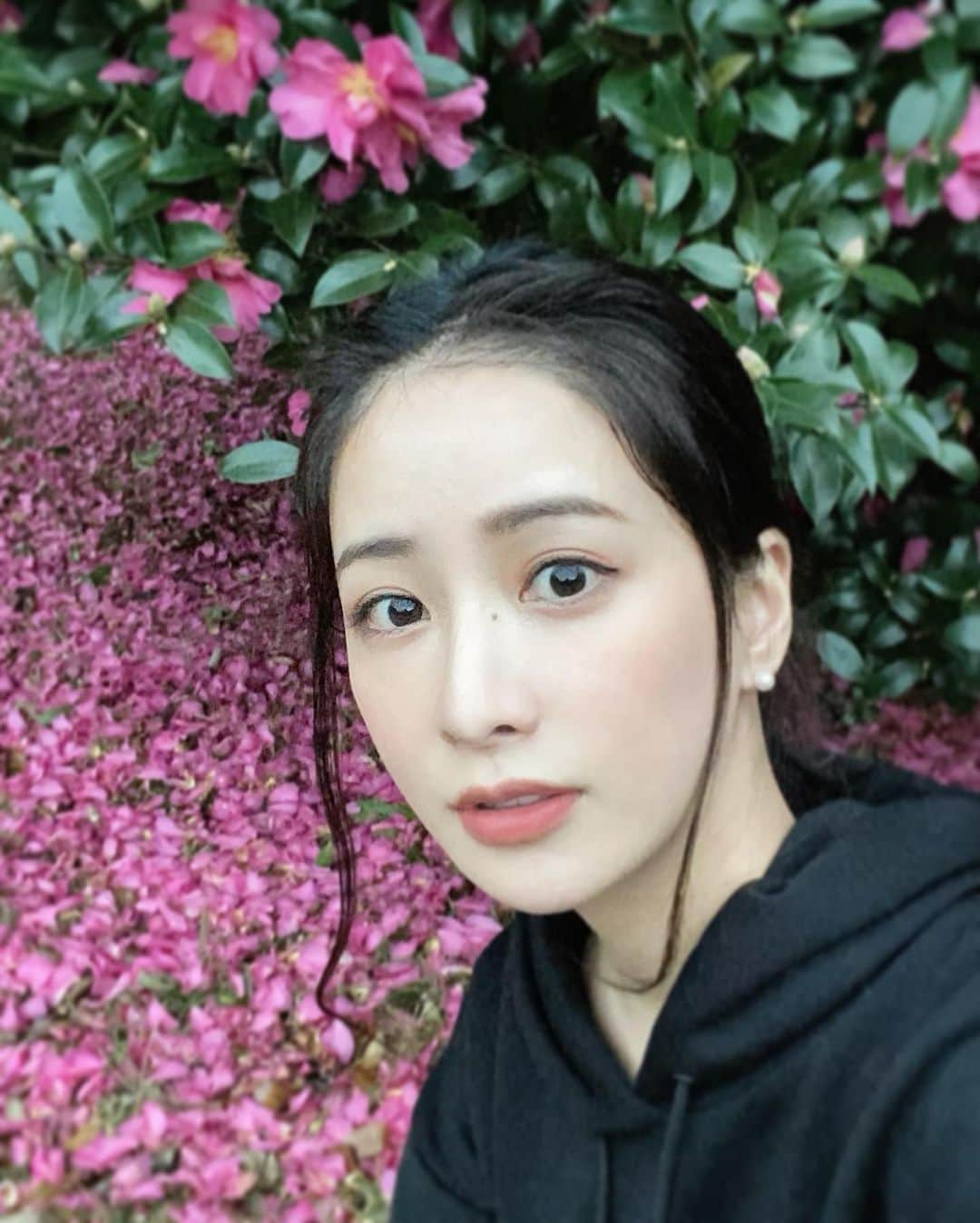 神室舞衣のインスタグラム：「#山茶花  来年はお花巡り出来ますように🌷」