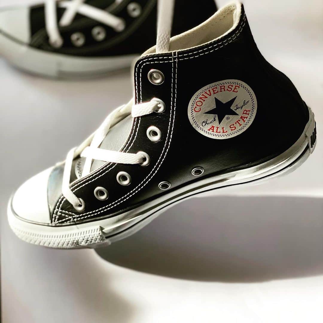 のインスタグラム：「Tuesday...𖥧𖥧𖥧 ・ ・ ・ びびび☄︎☄︎☄︎ ・ ・ コンバース　レザーモデル。 ・ ・ ・ ・ ・ ・ ・ 本日も、お疲れ様でした。 ・ 毎日色んなことがあるね。 ・ 今日も頑張ったね。 ・ ・ 優しい一言が人を救うことも ある。 ・ ・ 今日も救われた日。 ・ ・ 今日も色々考えた日。 ・ ・ ・ Life is a journey ・ ・ Life goes on ・ ・ ・ 明日もまた一歩ずつ前に進もう👣 ・ ・ ・ ・ ・ #え#ポエム的な日ですか #オールスターハイカット  #コンバース#コンバースハイカット #コンバースレザーハイカット」
